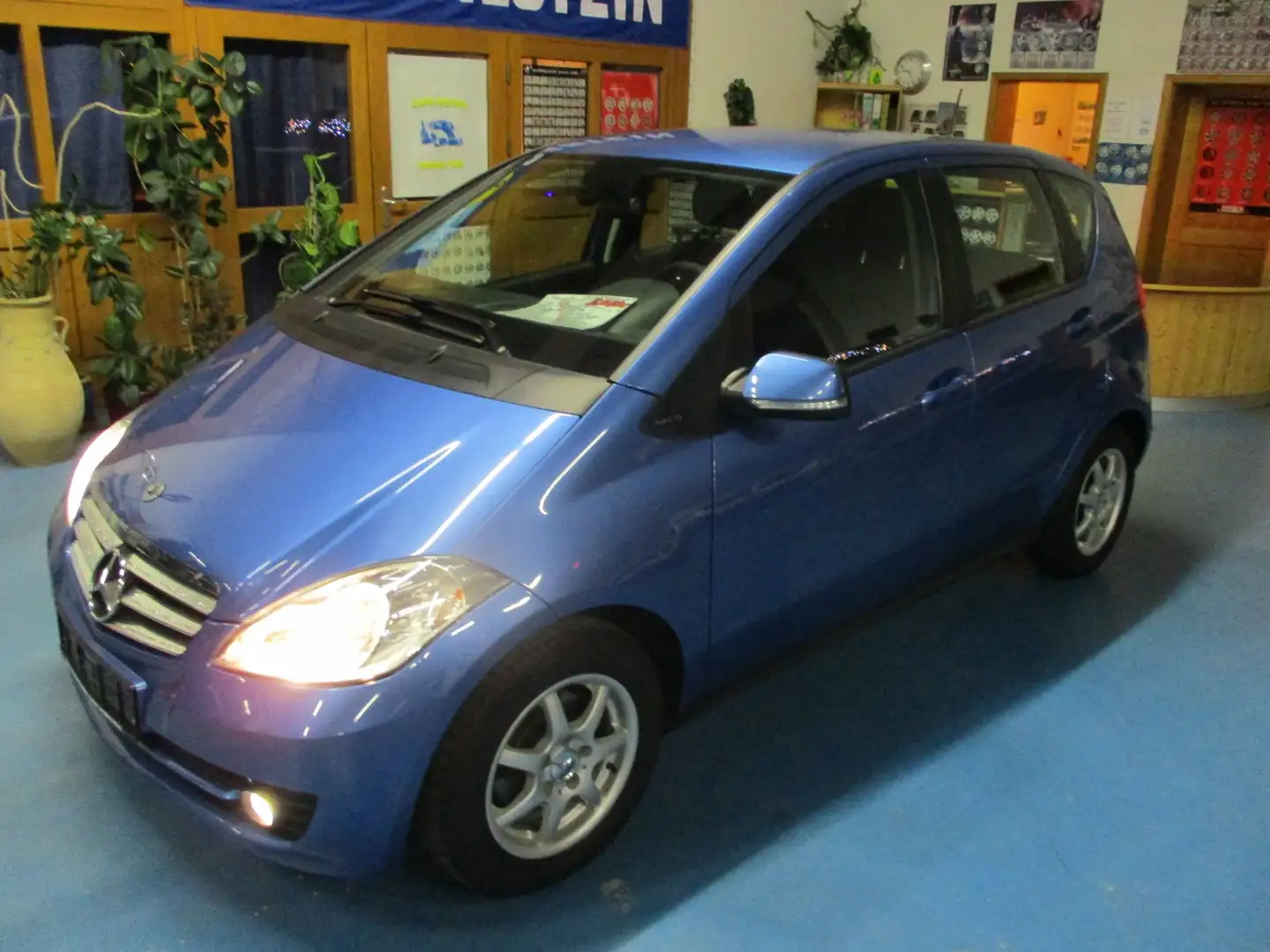 Mercedes-Benz A 150 BlueEFFICIENCY Elegance Blau - 2