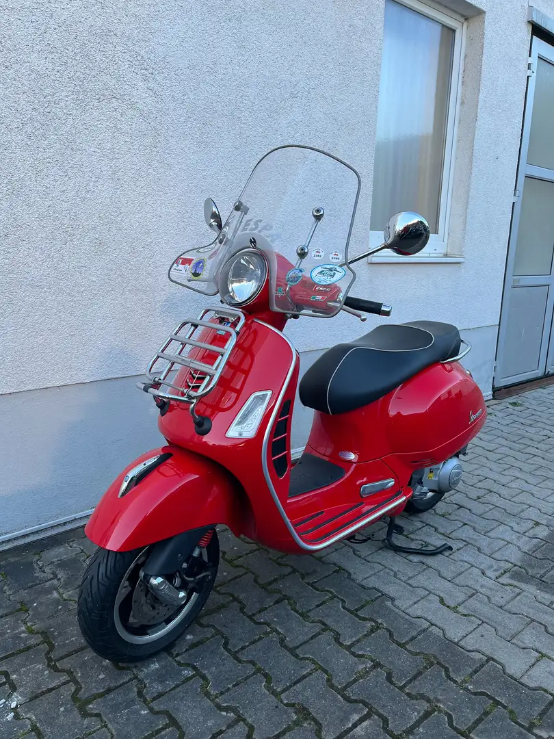 Vespa GTS Super 300 Roşu - 1