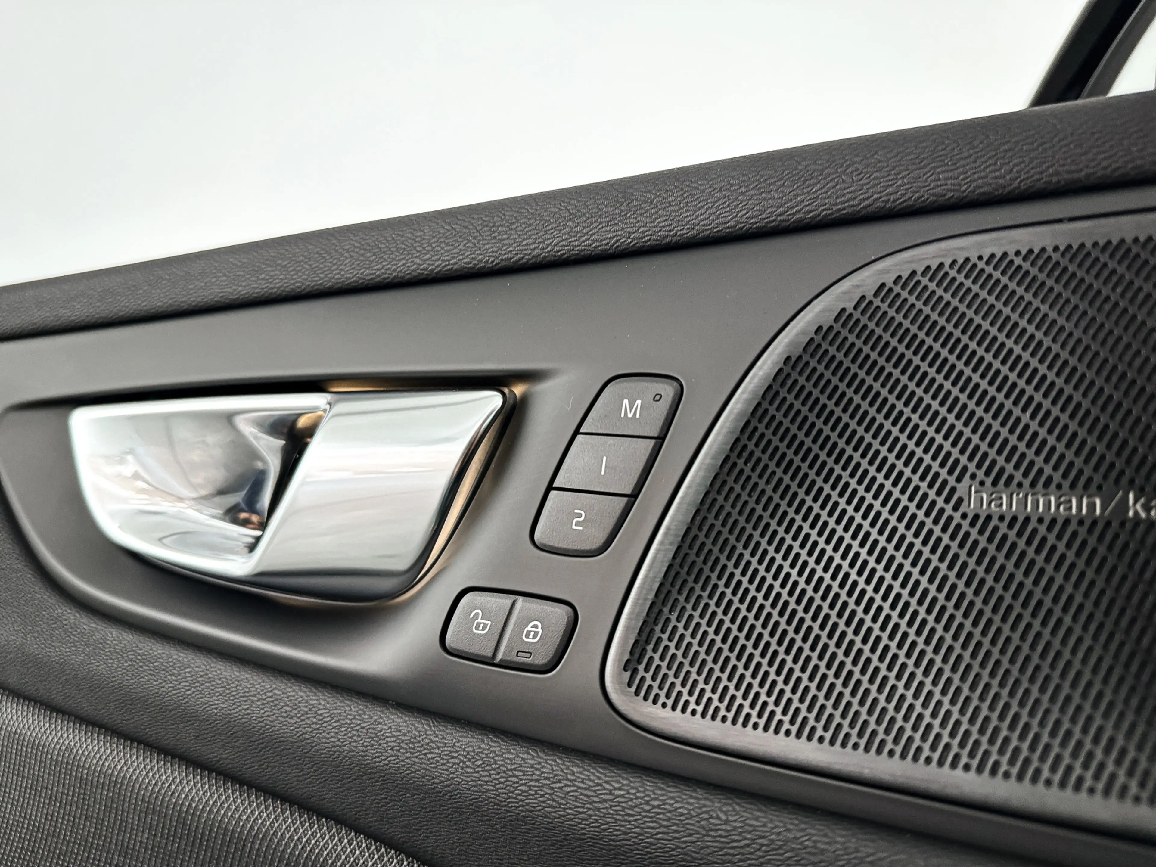 Volvo V60 T8 Plug-in hybrid AWD Plus Dark | 360° camera | Ha — photo 8
