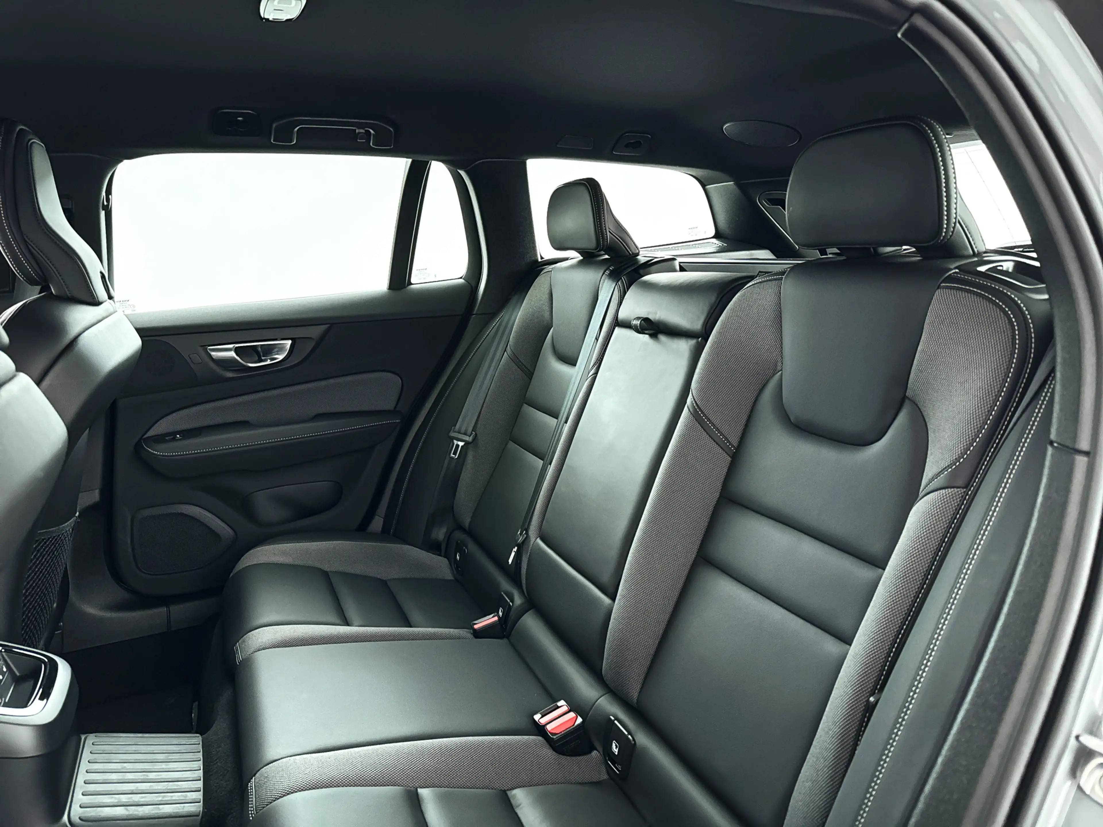 Volvo V60 T8 Plug-in hybrid AWD Plus Dark | 360° camera | Ha — photo 13