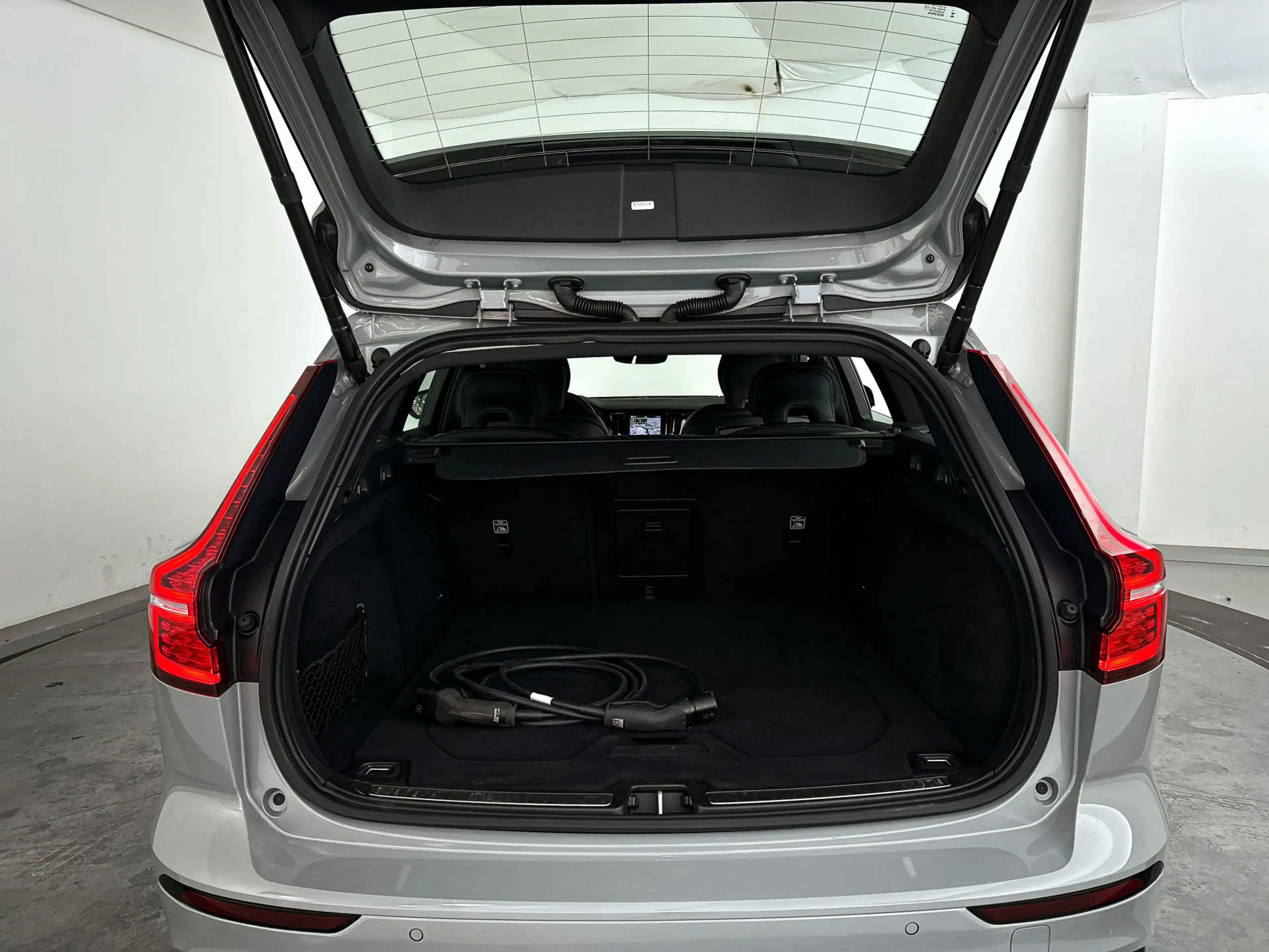 Volvo V60 T8 Plug-in hybrid AWD Plus Dark | 360° camera | Ha — photo 14