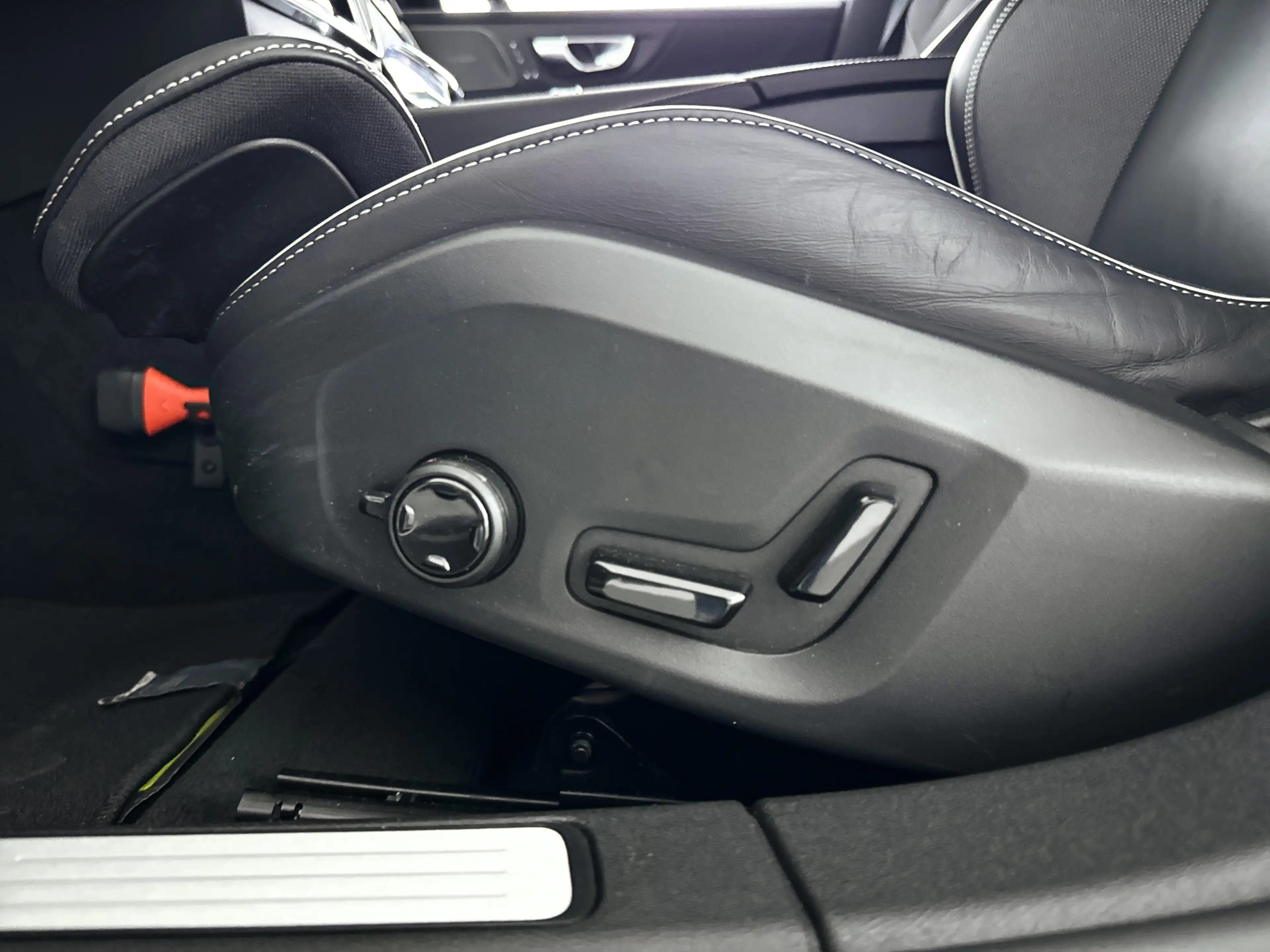 Volvo V60 T8 Plug-in hybrid AWD Plus Dark | 360° camera | Ha — photo 7