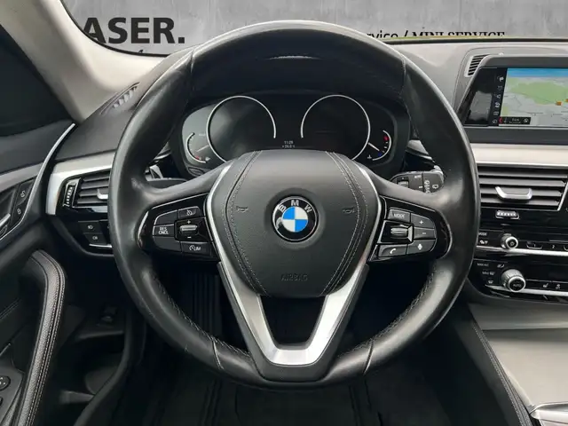 BMW 5 Series view 10