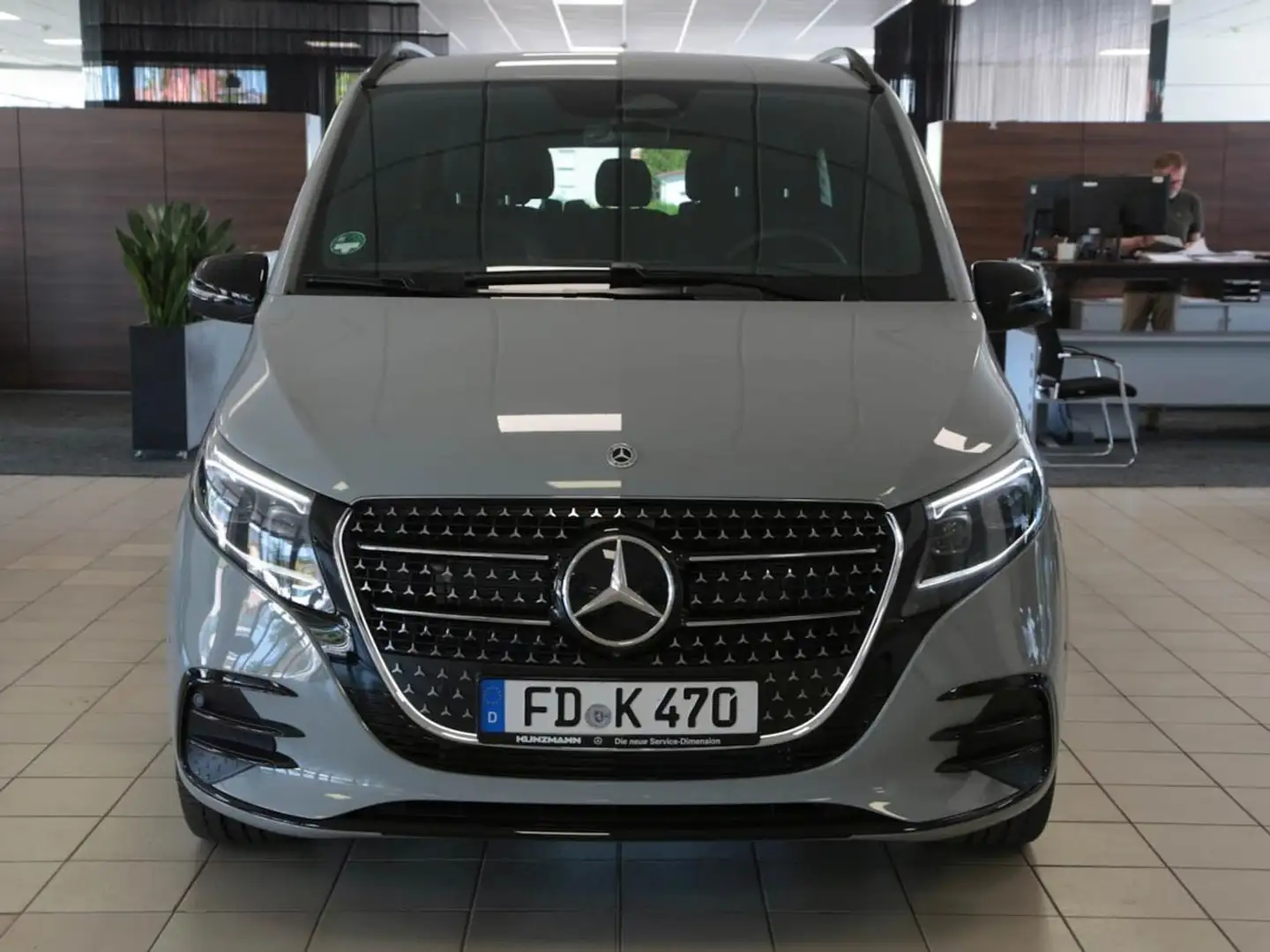 Mercedes-Benz V 300 d 4MATIC AVANTGARDE Lang Night Panorama Grau - 2