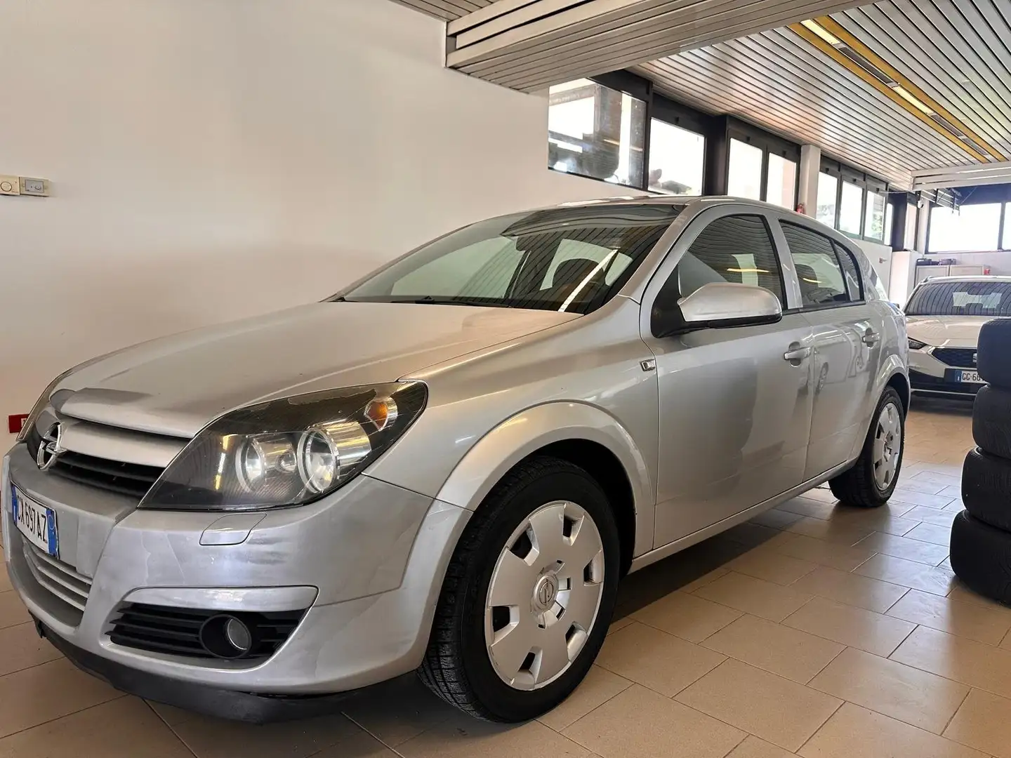 Opel Astra Astra III 2004 5p 1.7 cdti Cosmo 101cv Gris - 1