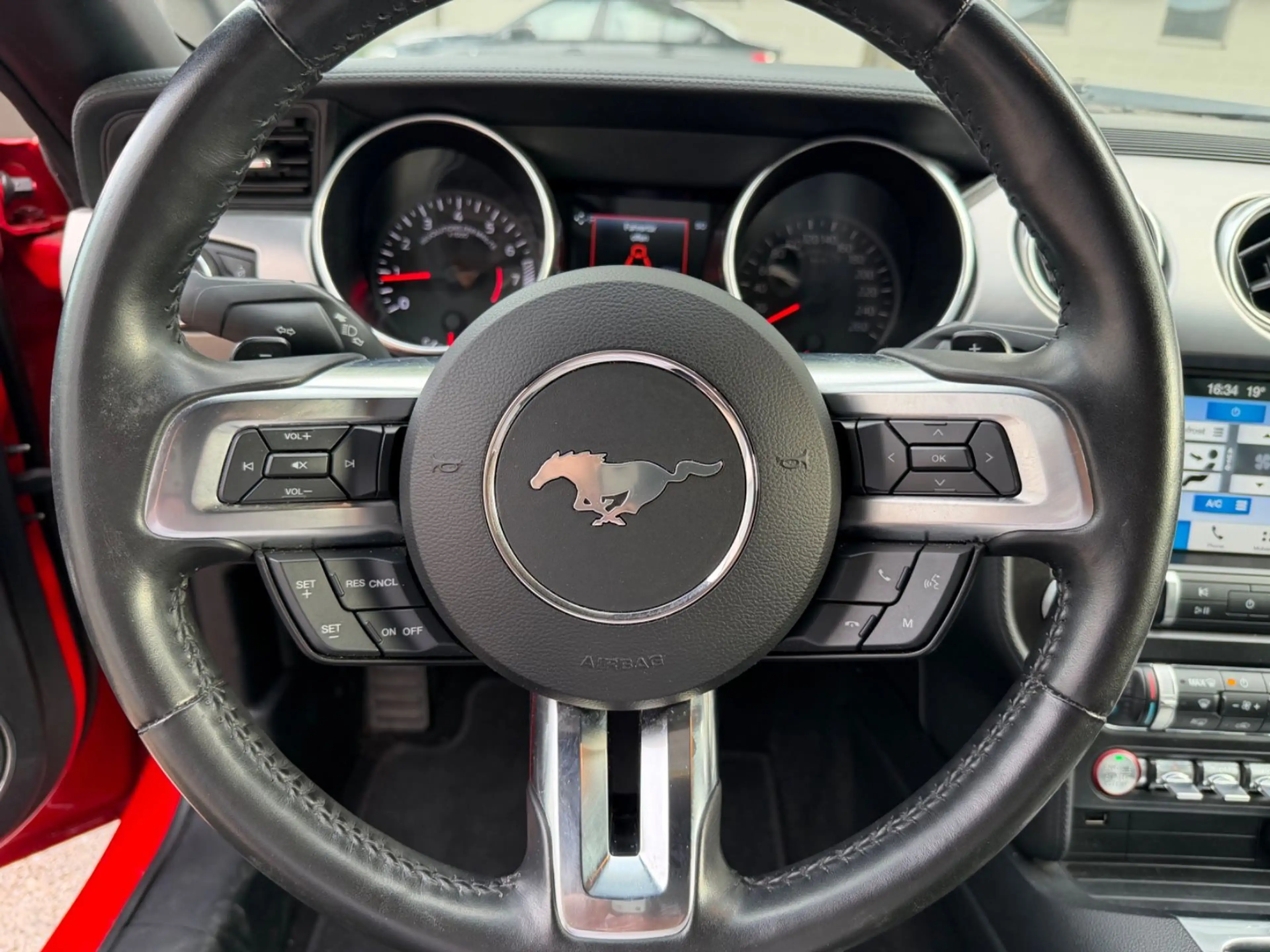Ford Mustang Convertible — photo 15