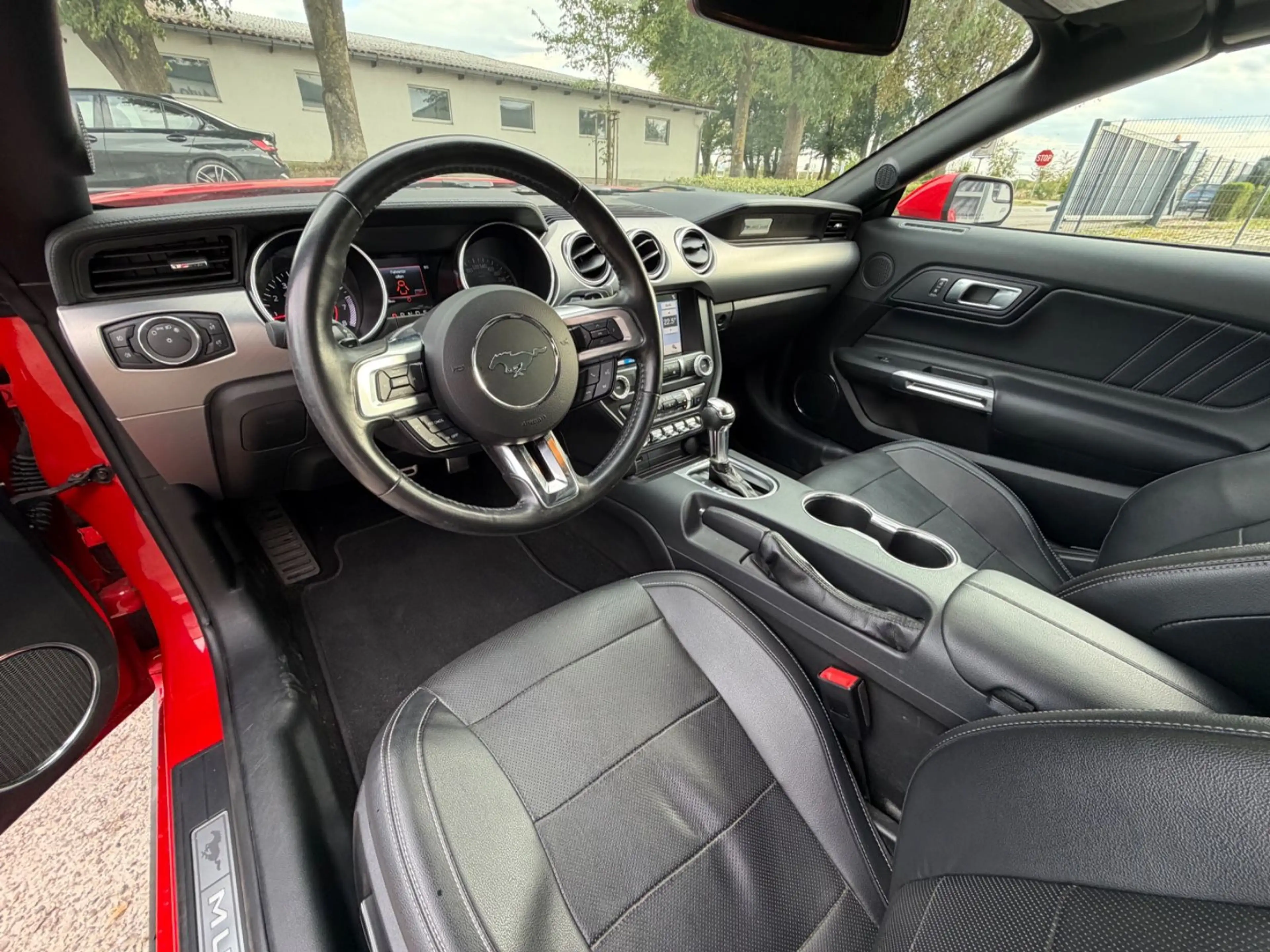 Ford Mustang Convertible — photo 12