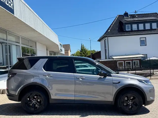 Land Rover Discovery Sport view 4