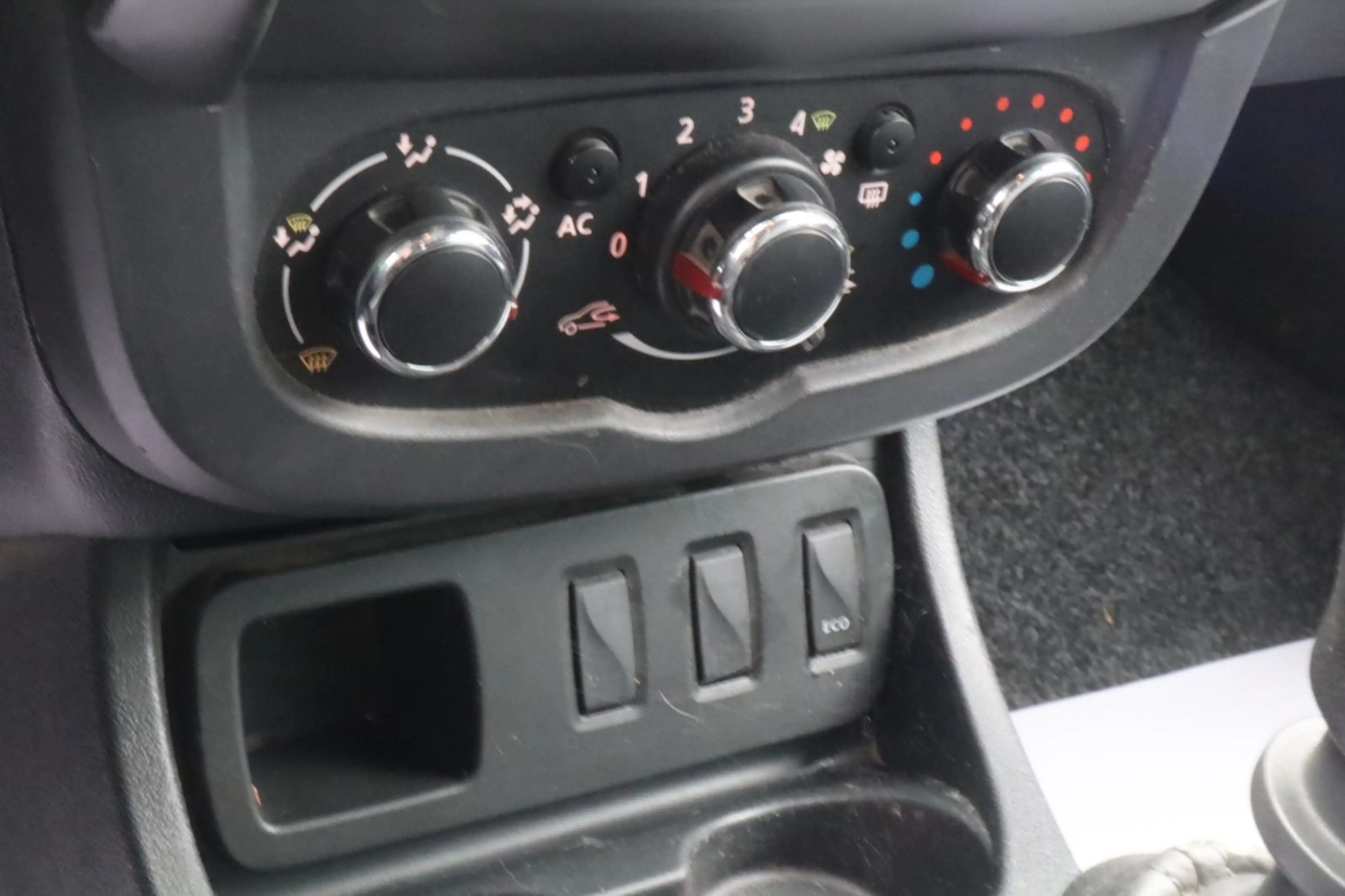 Dacia Duster I Prestige 4x2 TüvNeu*GARANTIE*S-HEFT — photo 14
