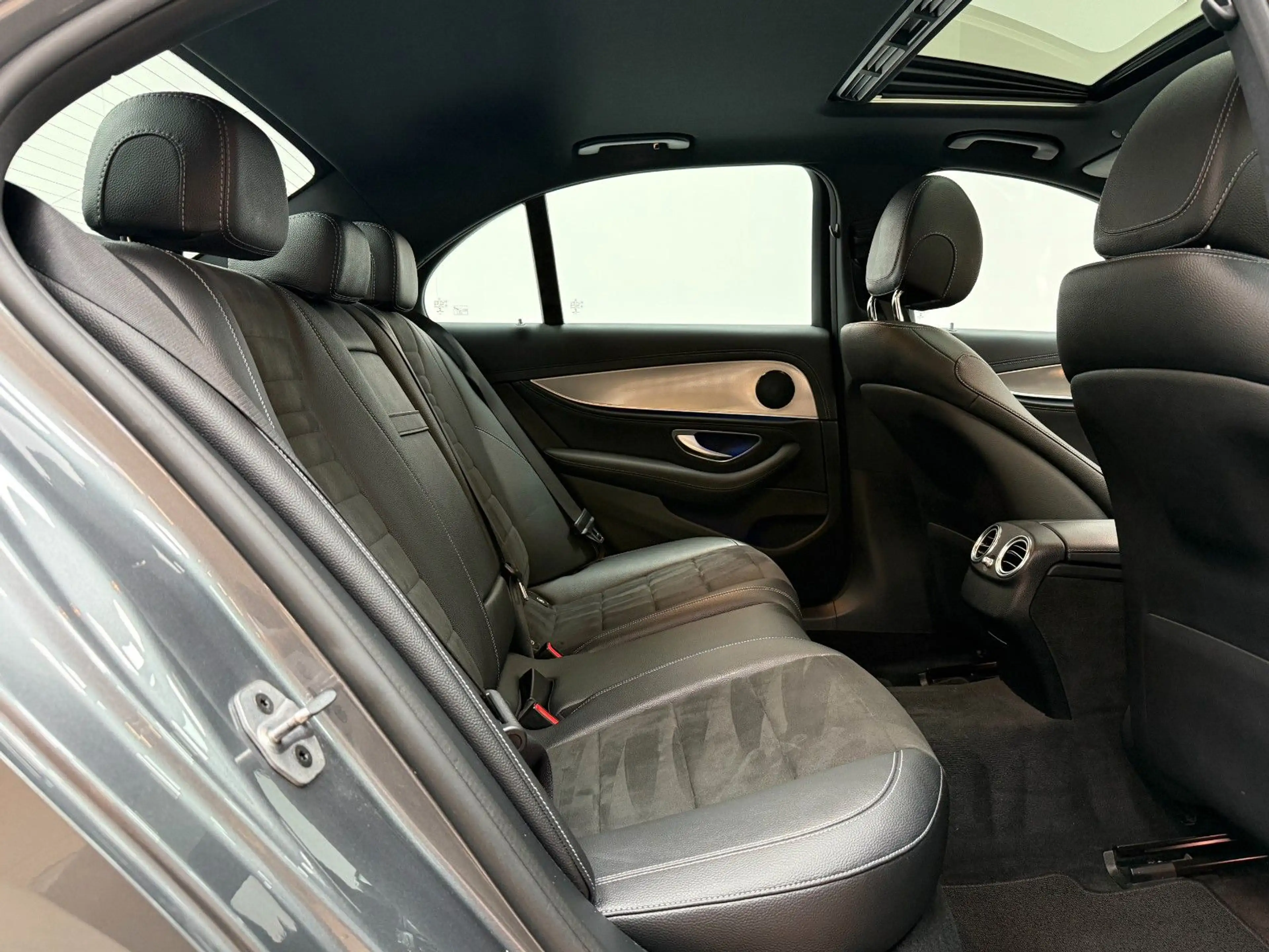 Mercedes-Benz E 400 d 4Matic AMG / S-DACH / WIDESCREEN / 360° — photo 14