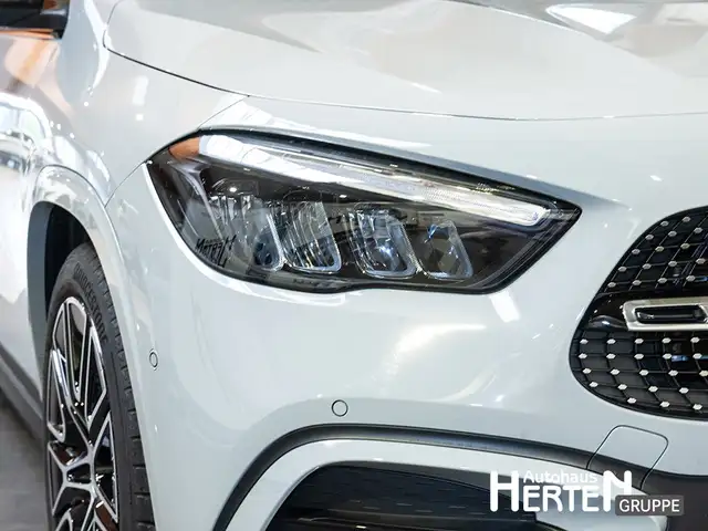 Mercedes-Benz GLA view 13