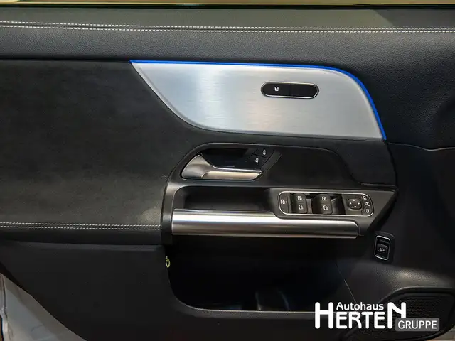 Mercedes-Benz GLA view 9