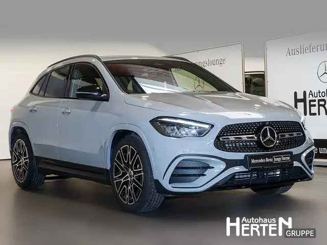 Mercedes-Benz GLA view 3