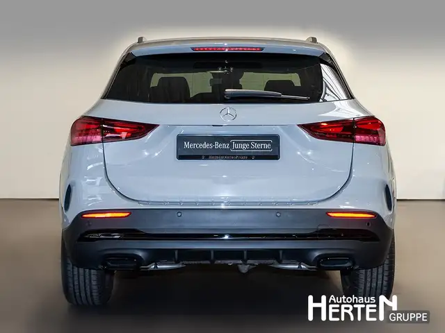 Mercedes-Benz GLA view 4
