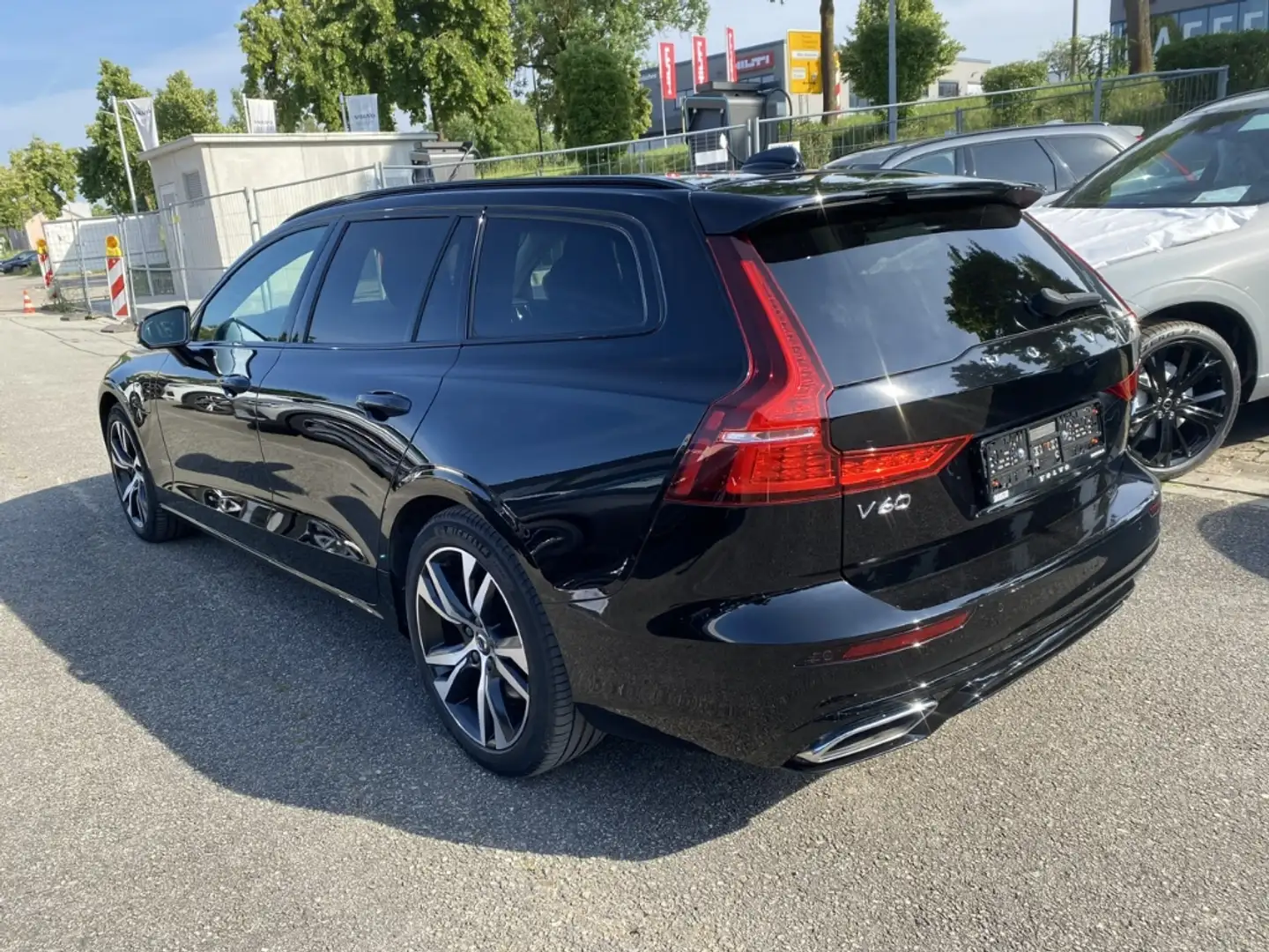 Volvo V60 R Design Expression Recharge Plug-In Hybrid AWD T6 Schwarz - 2