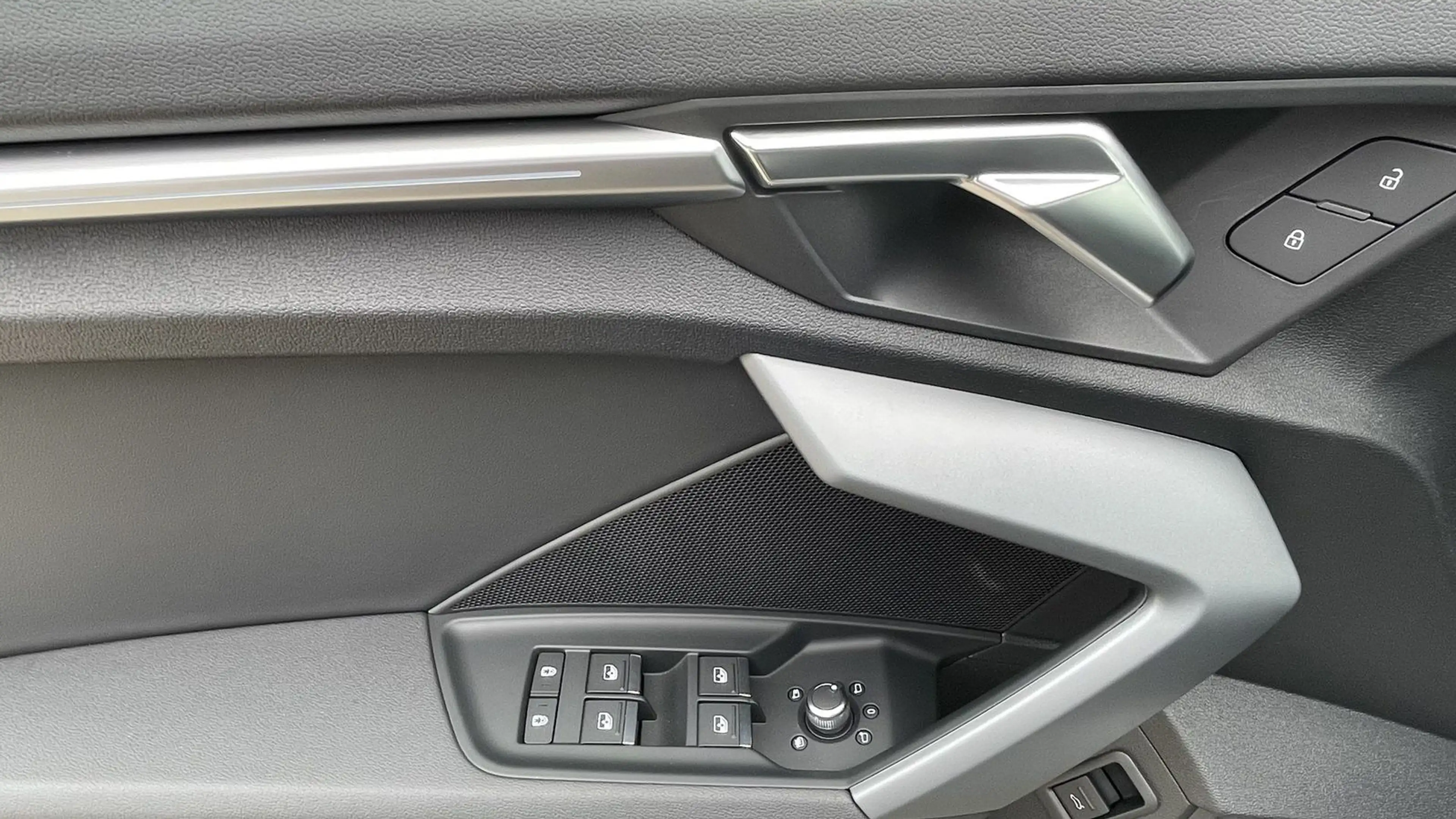 Audi S3 Sportback 2.0 TFSI quattro S tronic 18" Alu S — photo 9