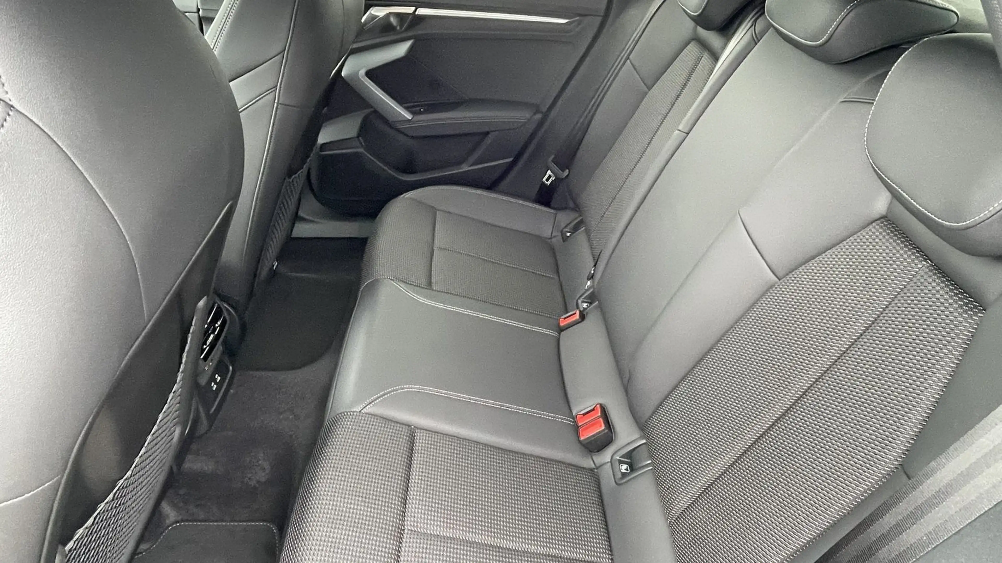 Audi S3 Sportback 2.0 TFSI quattro S tronic 18" Alu S — photo 11