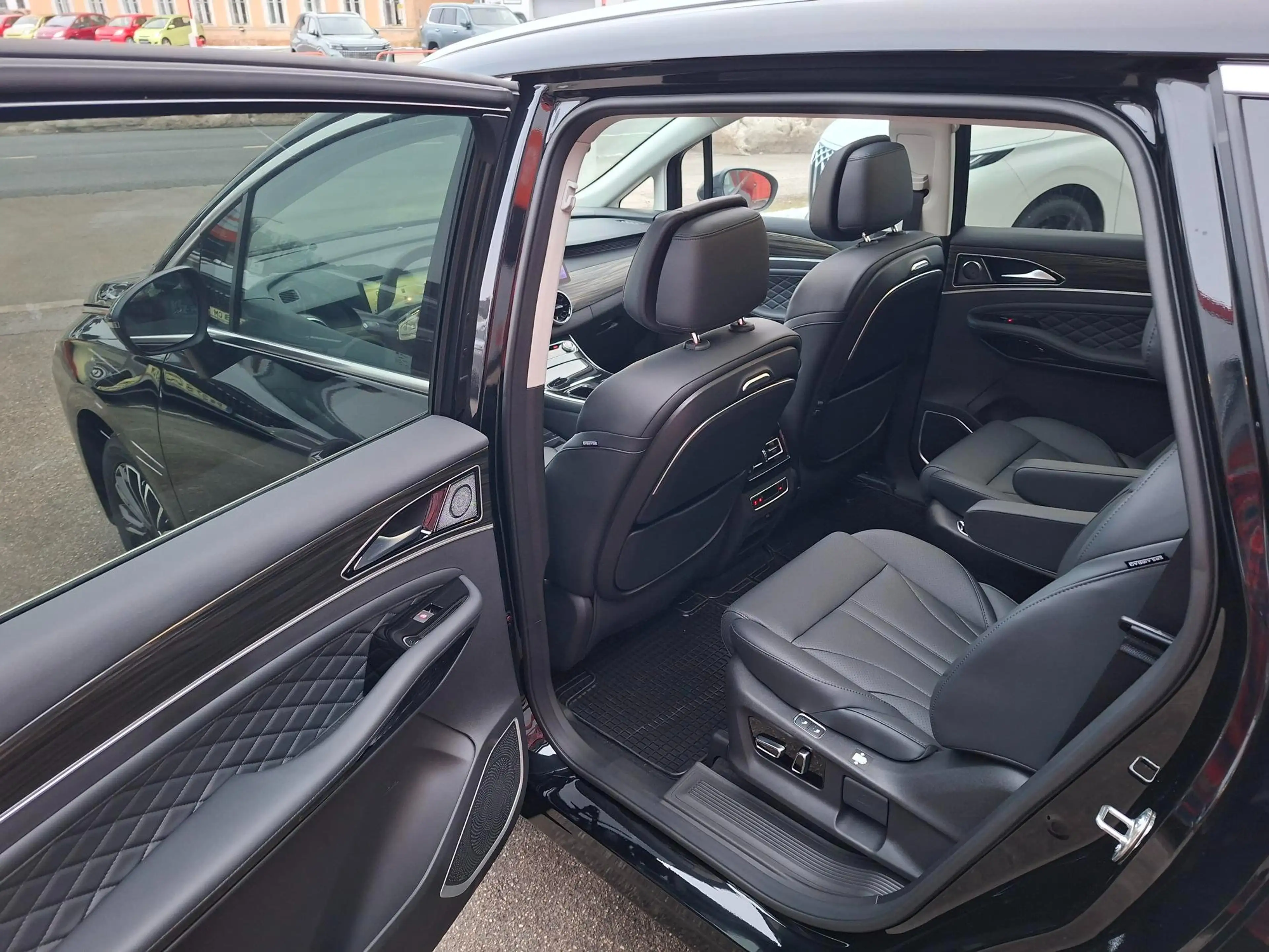 Forthing U-Tour U-TOUR 4 PHEV Plug-In-Hybrid — photo 8