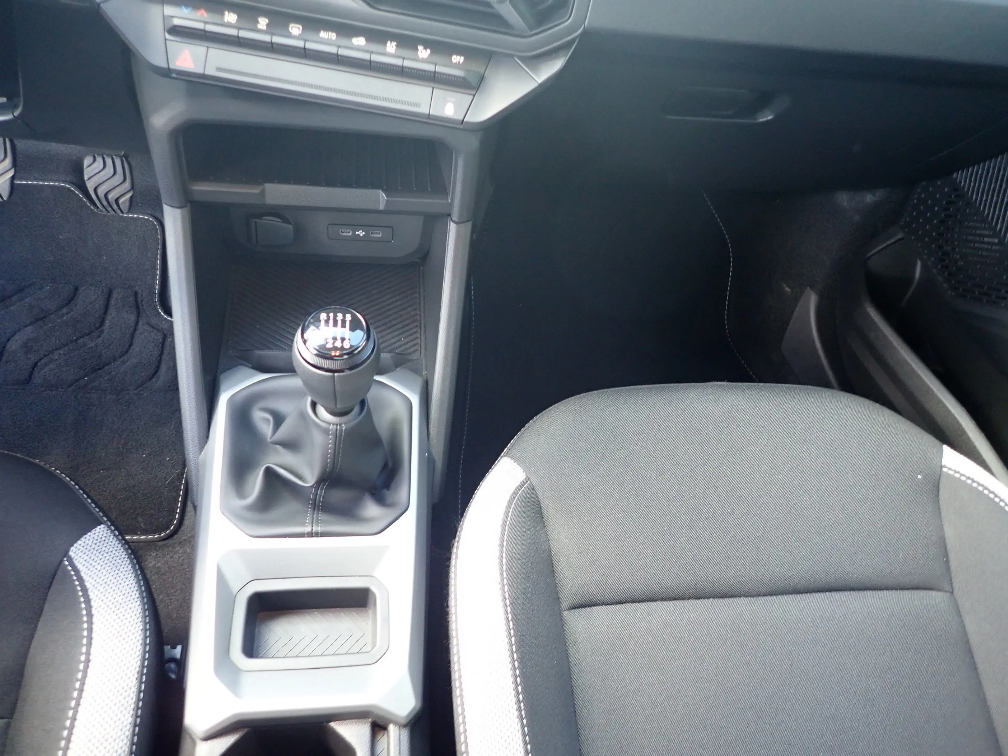 Dacia Duster Mild-Hybrid 140 Journey — photo 12