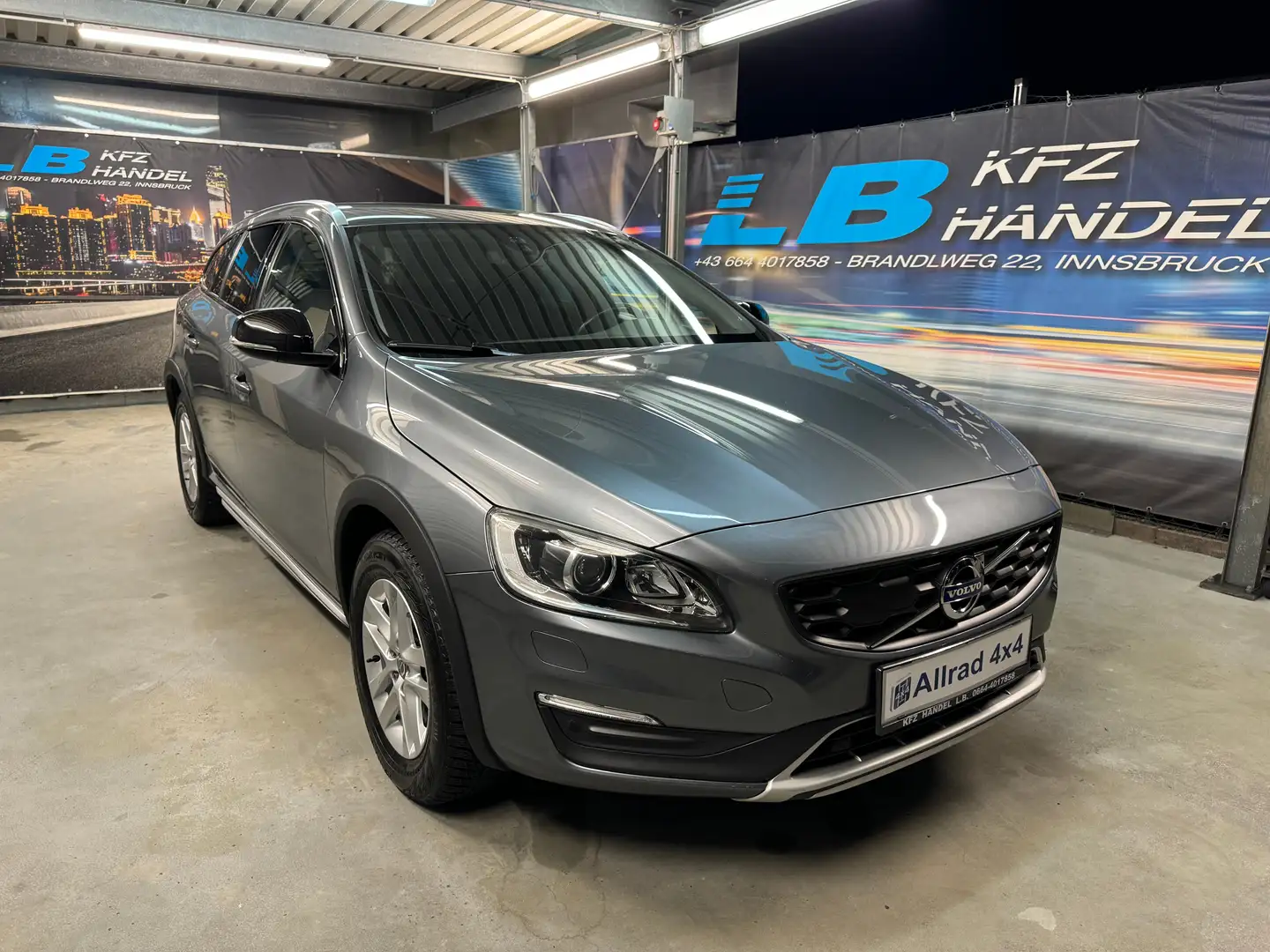 Volvo V60 Cross Country D4 AWD Kinetic Geartronic Šedá - 1