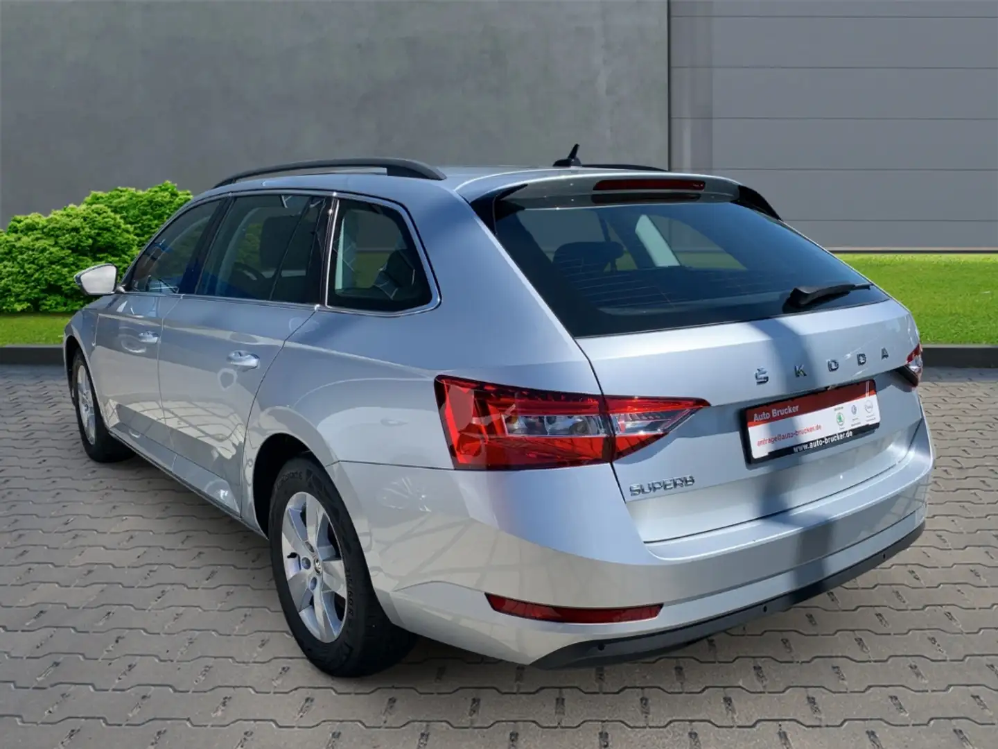 Skoda Superb Combi Ambition 2.0 TDI+Navi+Alufelgen+Sitzheizung Silber - 2