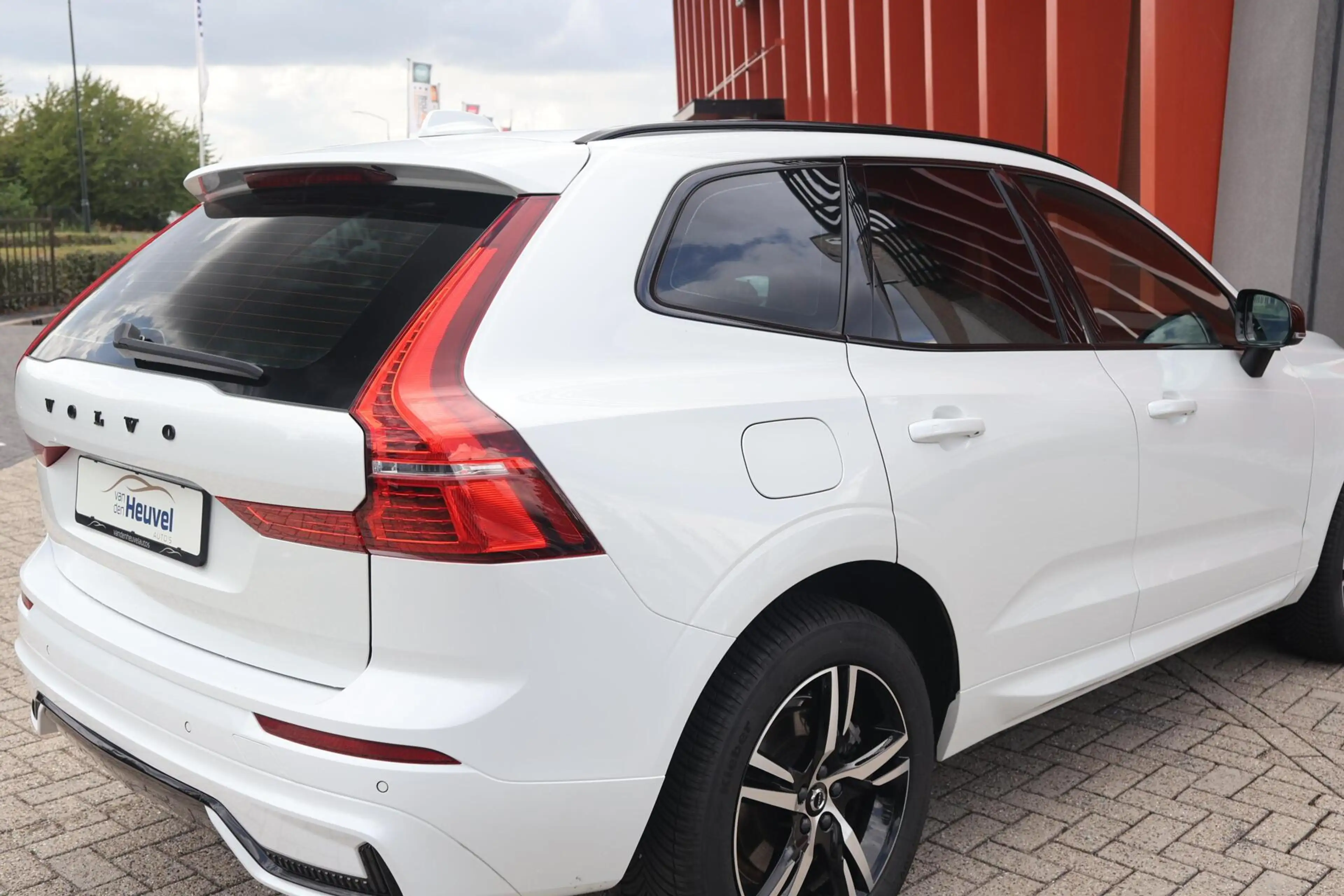 Volvo XC60 T6 Recharge AWD R-Design | Trekhaak | Parkeercamer — photo 14