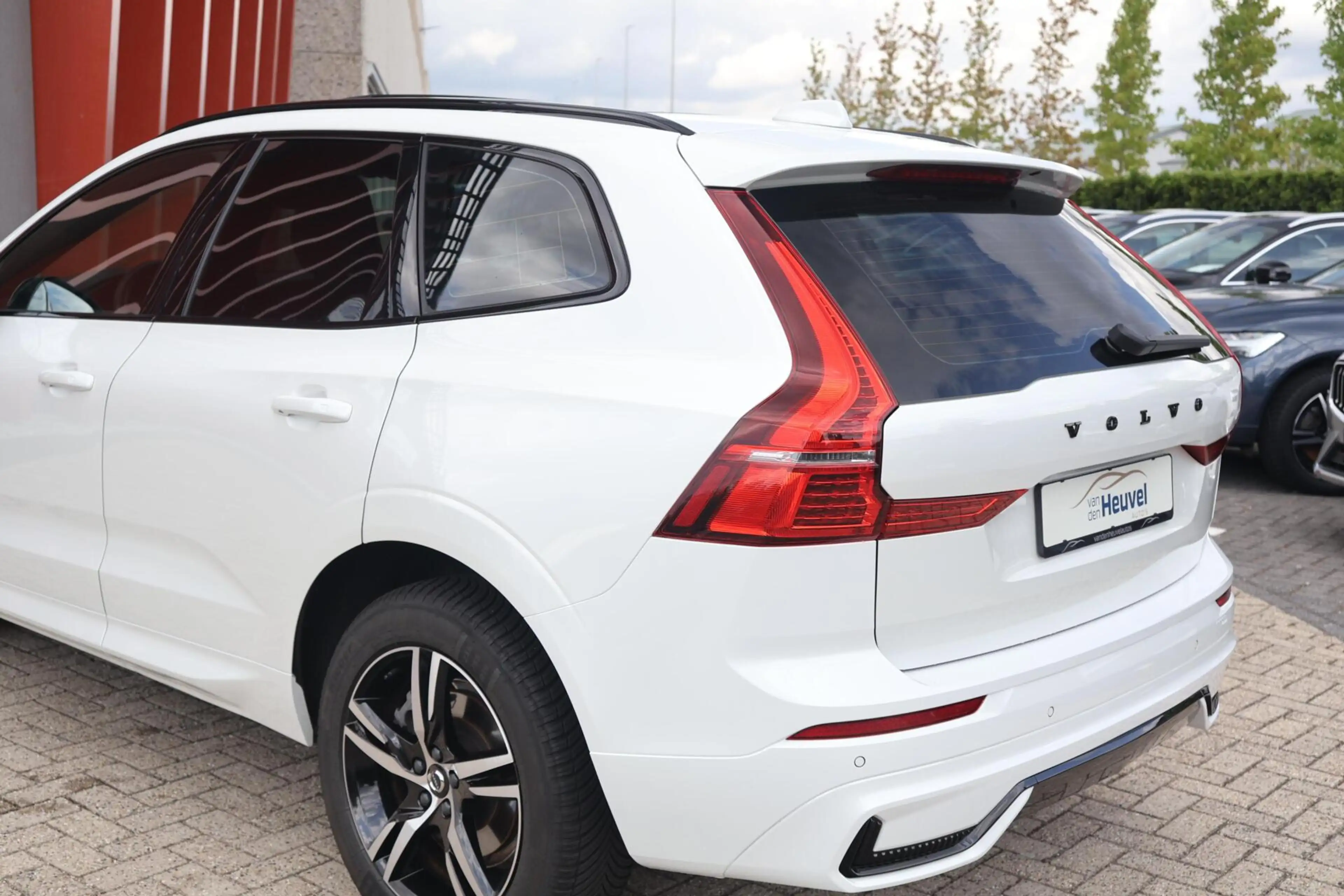 Volvo XC60 T6 Recharge AWD R-Design | Trekhaak | Parkeercamer — photo 12