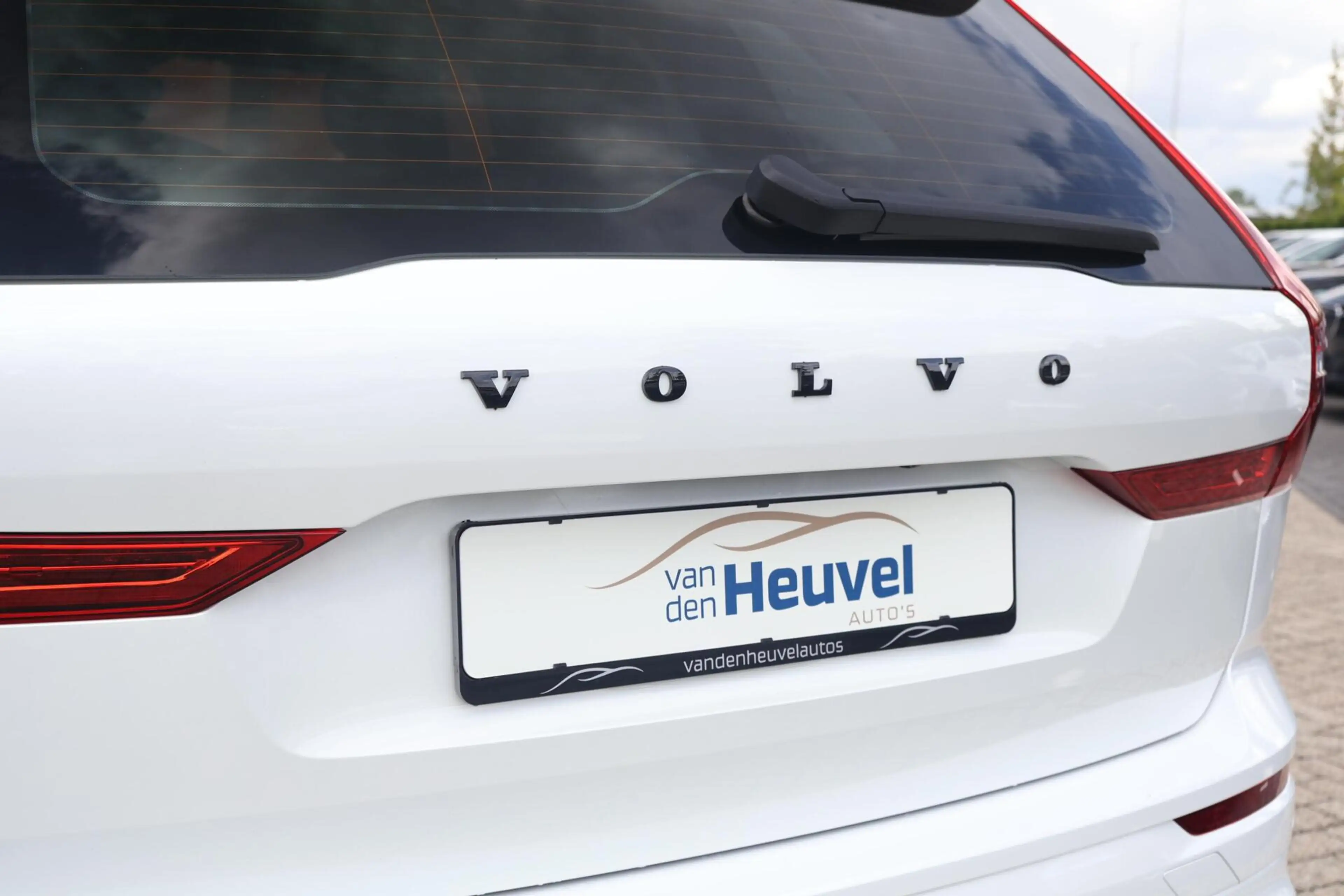 Volvo XC60 T6 Recharge AWD R-Design | Trekhaak | Parkeercamer — photo 13