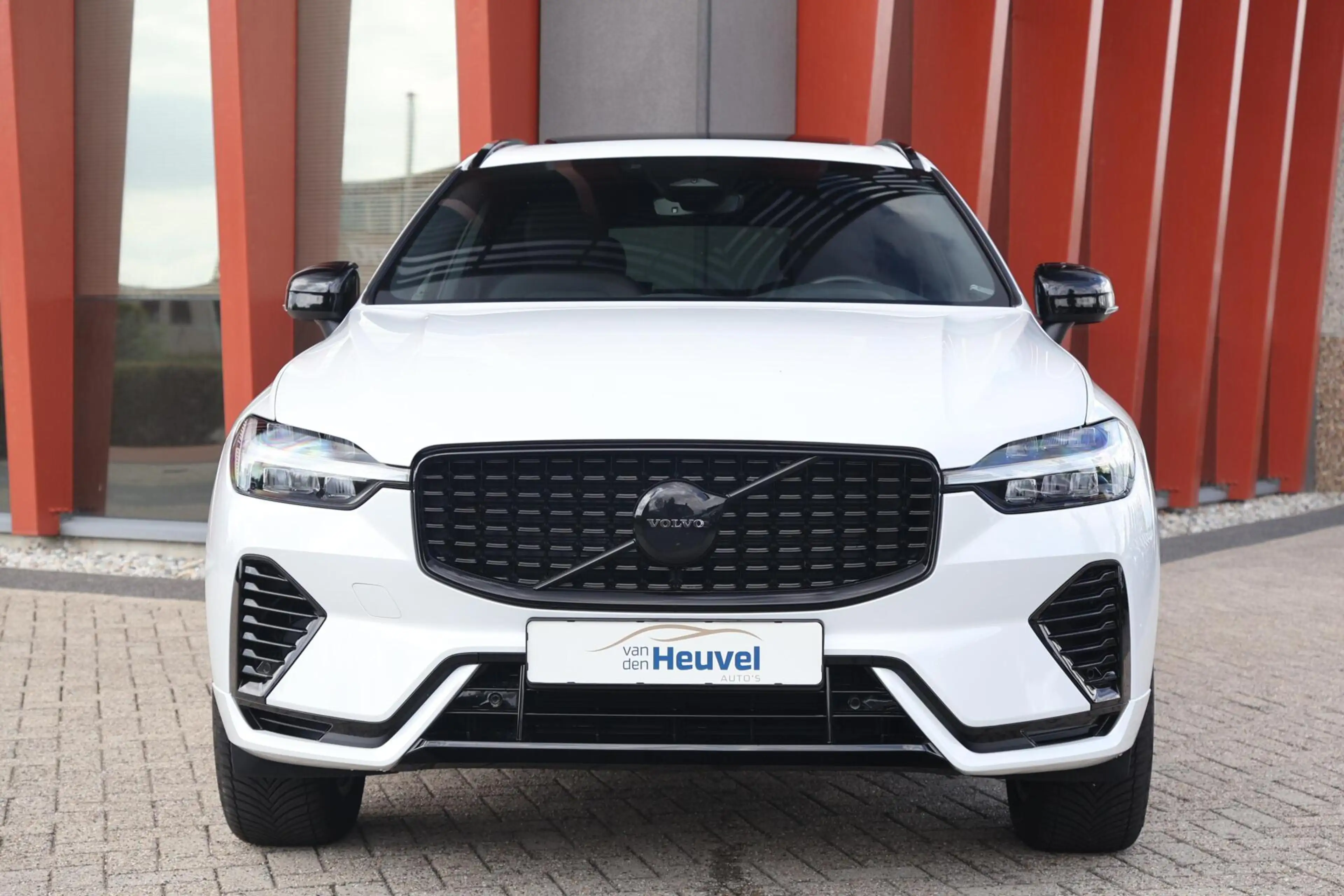 Volvo XC60 T6 Recharge AWD R-Design | Trekhaak | Parkeercamer — photo 2