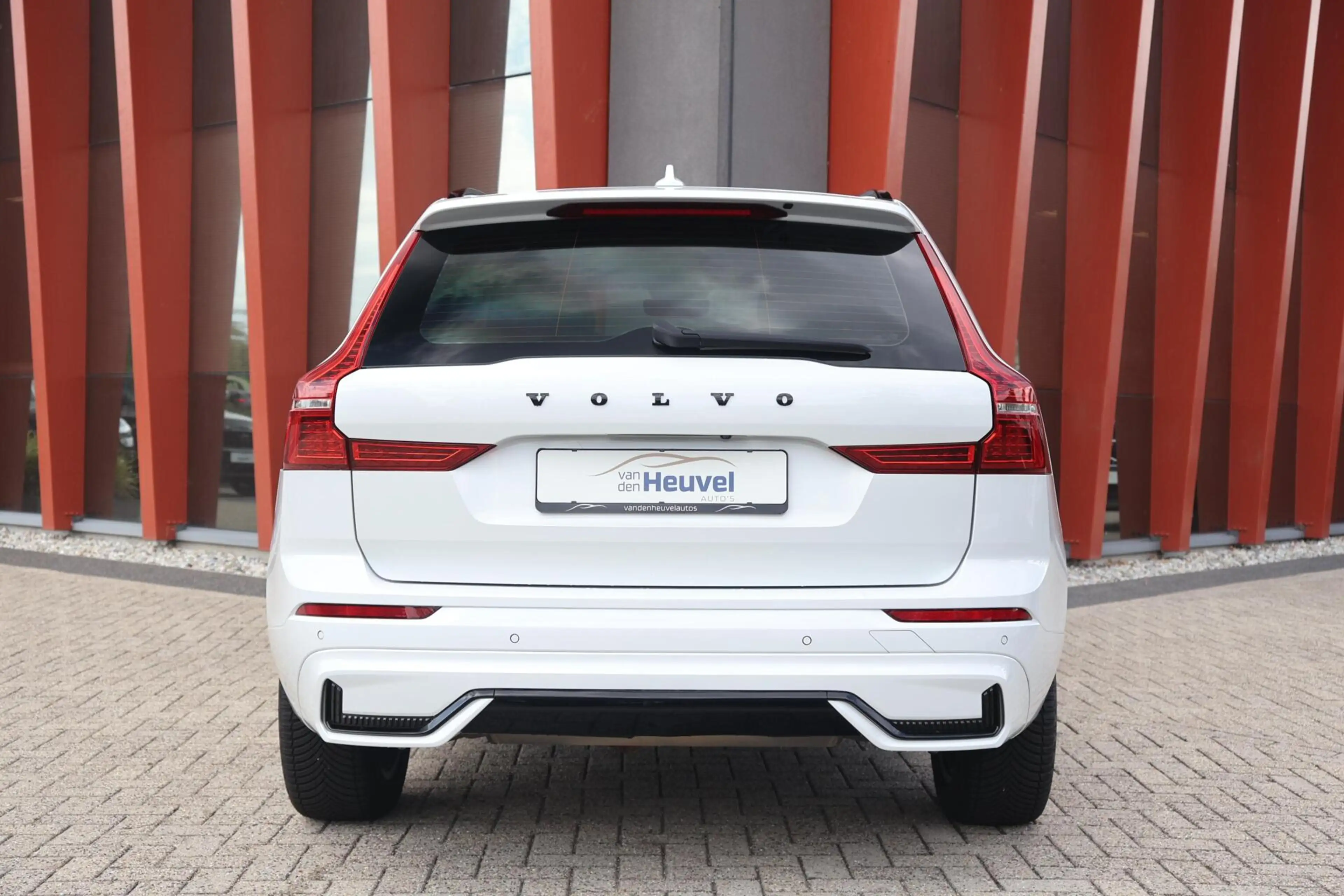 Volvo XC60 T6 Recharge AWD R-Design | Trekhaak | Parkeercamer — photo 4