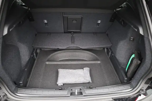 Volvo XC40 2.0 Black Edition Plus B4 Mild-Hybrid 197PS Aut... Ansicht 10