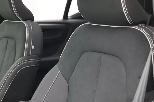 Volvo XC40 2.0 Black Edition Plus B4 Mild-Hybrid 197PS Aut... Ansicht 16