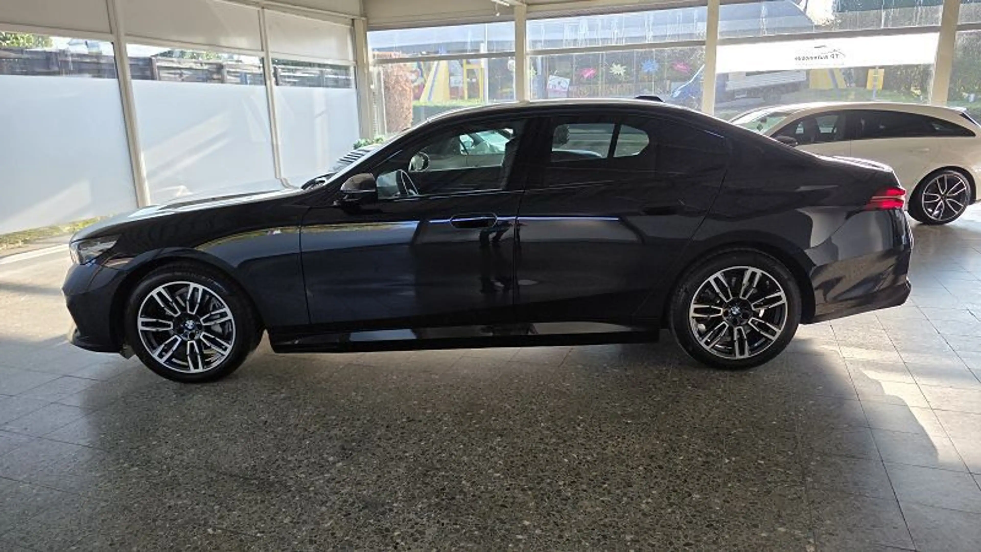 BMW i5 40 eDrive M Sport Pan*LED*Nav*Kam+Park*Sound — photo 8
