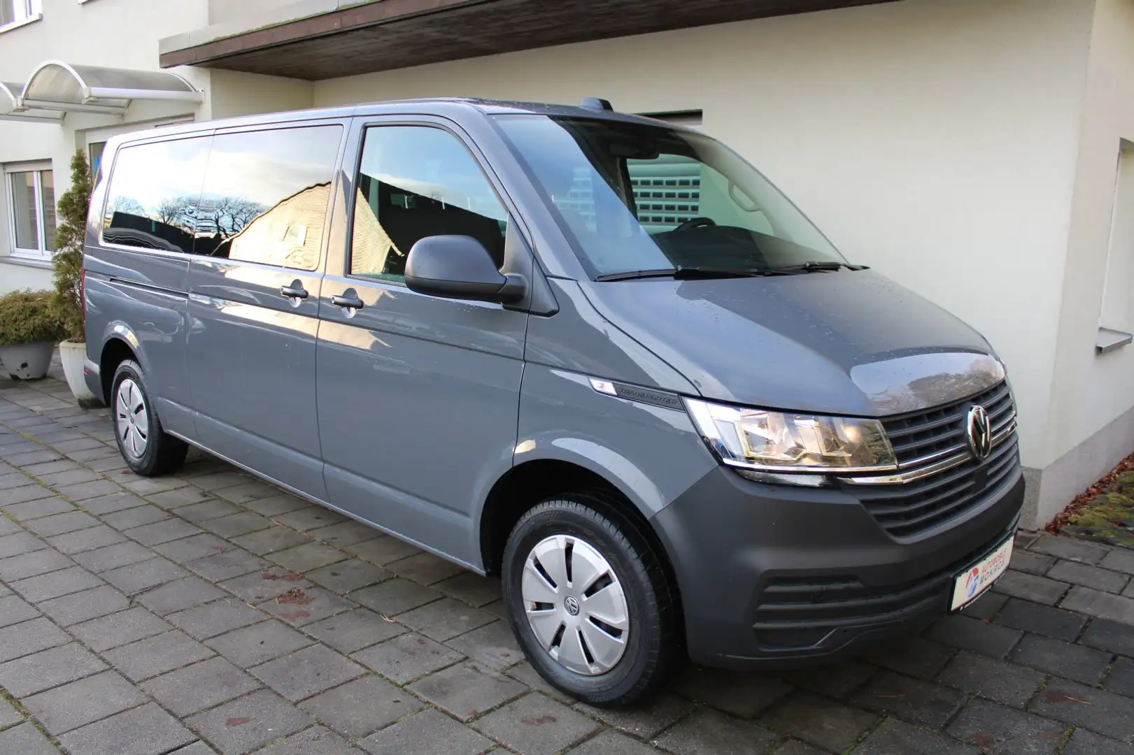 Volkswagen T6.1 Kombi DSG LR Klimaanlage Sitzhzg Tempomat DAB+ PDC AHK Gris - 1