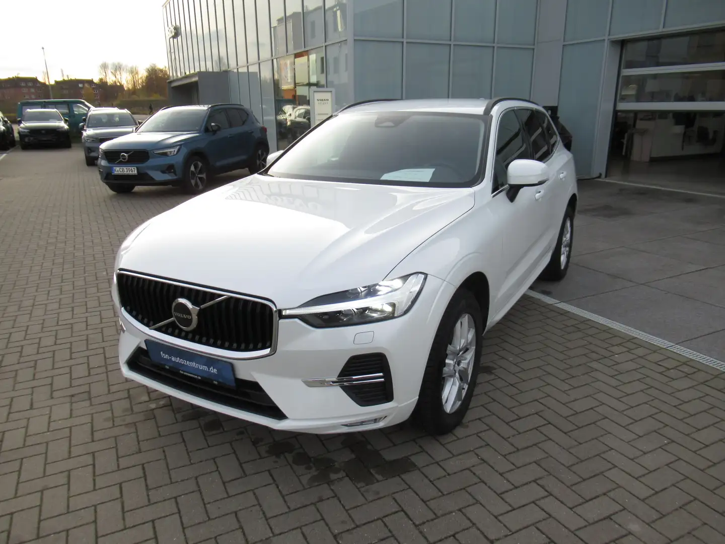 Volvo XC60 B5 AWD Benzin Core Automatik Blanc - 2