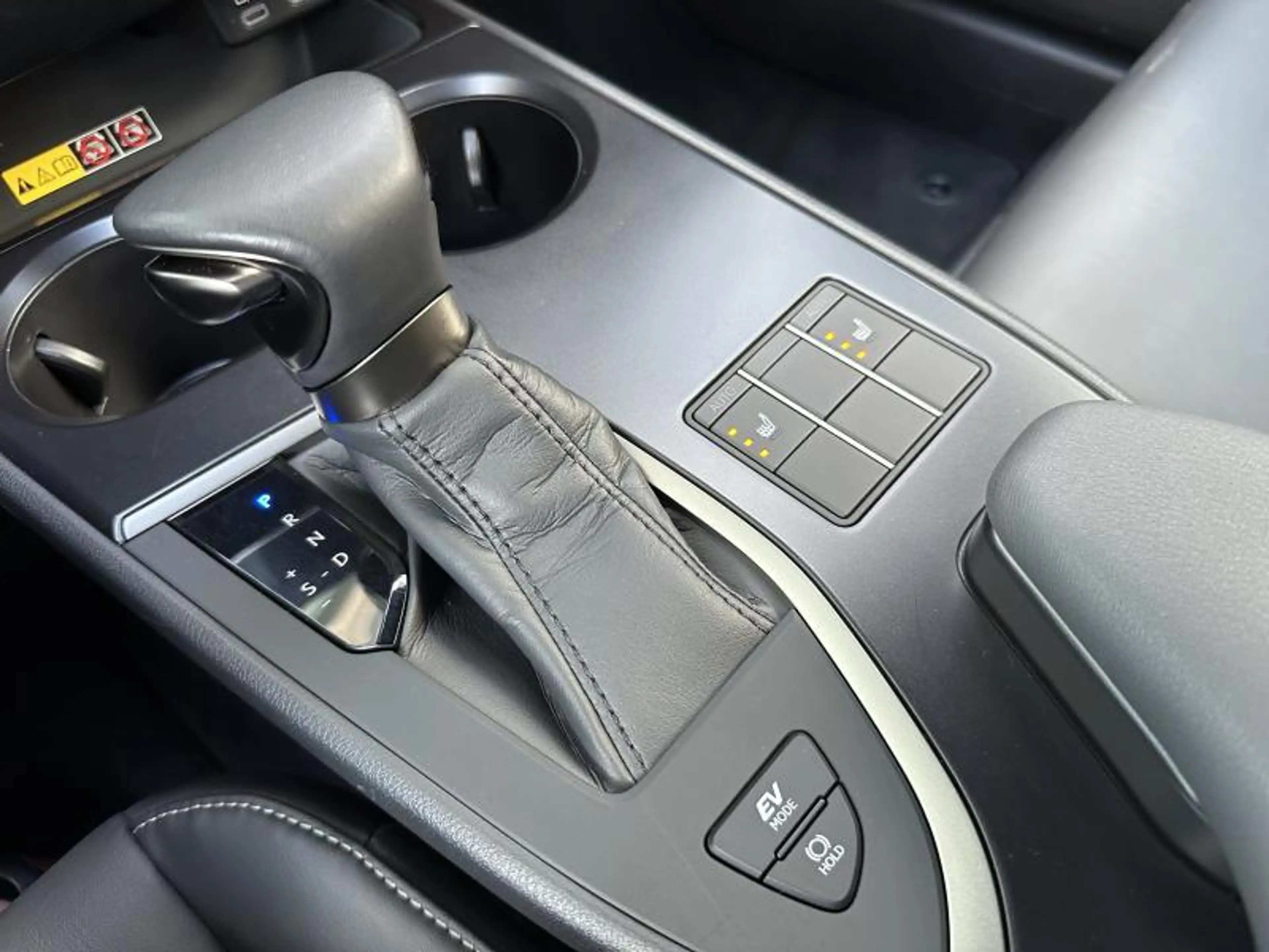 Lexus UX 250h F SPORT Design — photo 12