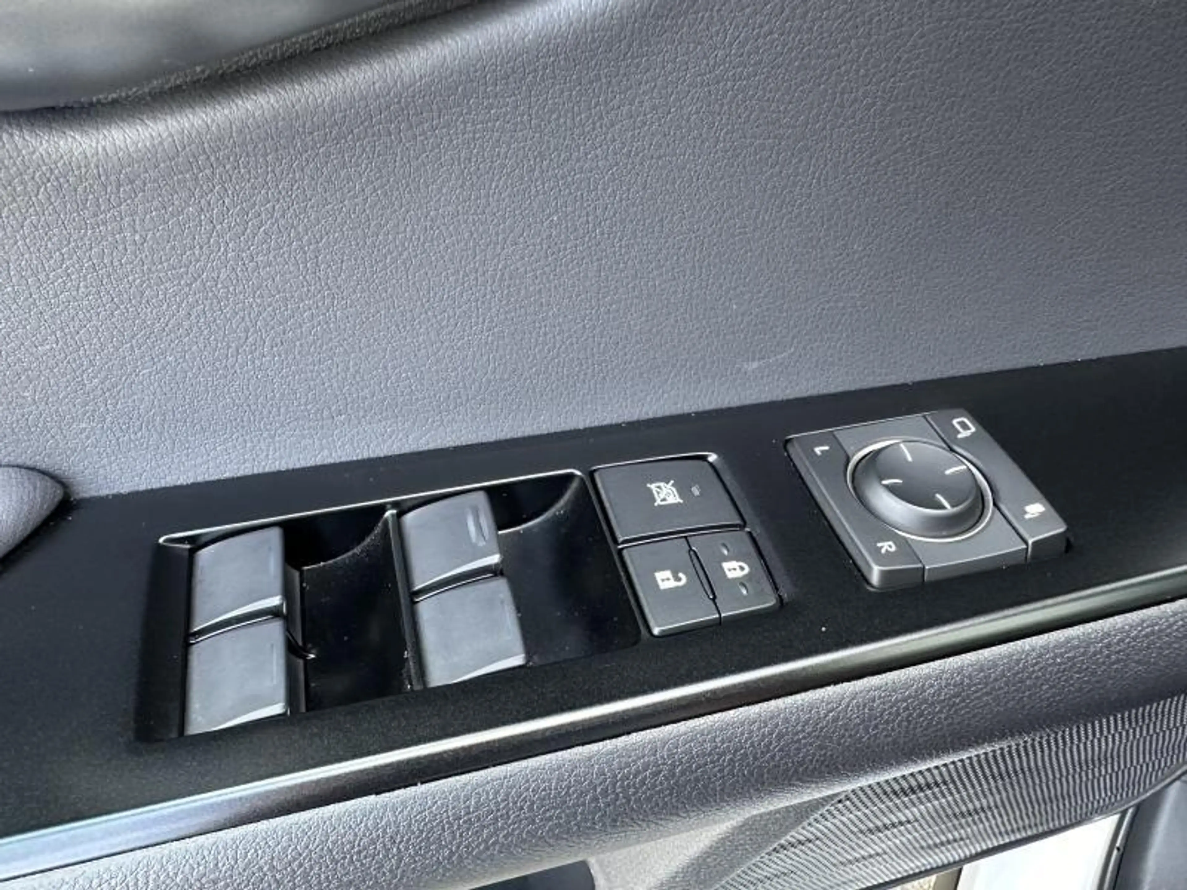Lexus UX 250h F SPORT Design — photo 11