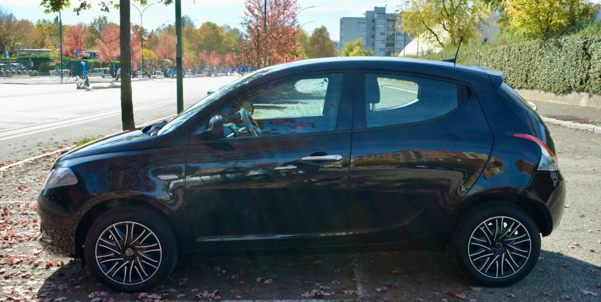 Lancia Ypsilon Ypsilon 1.0 Firefly Hybrid Gold S&S Nero - 2