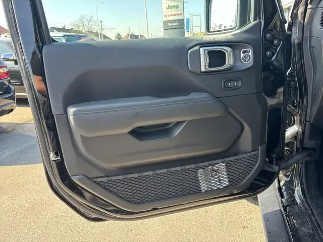Jeep Wrangler view 11