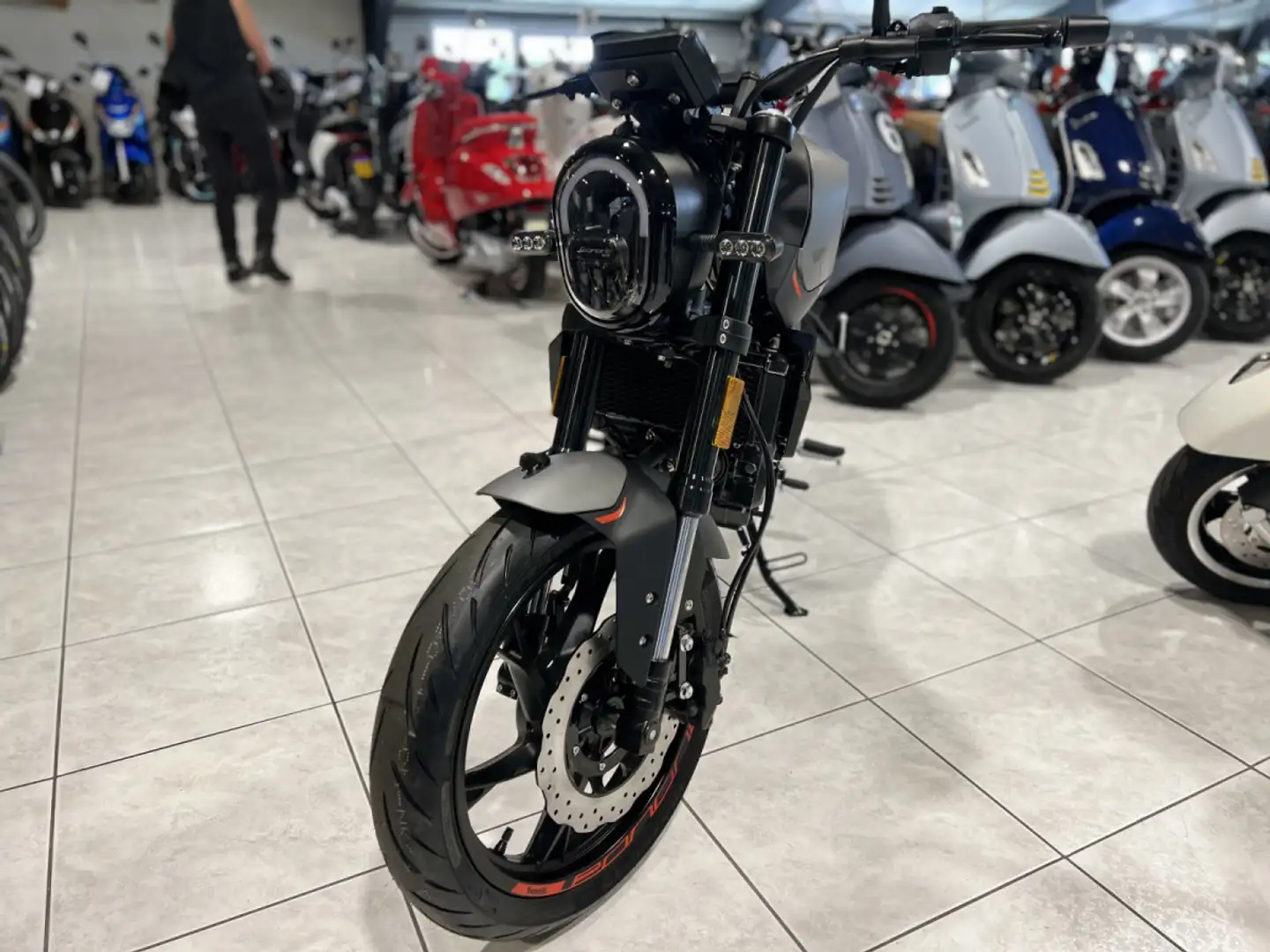 Benelli Leoncino 125 Gris - 2