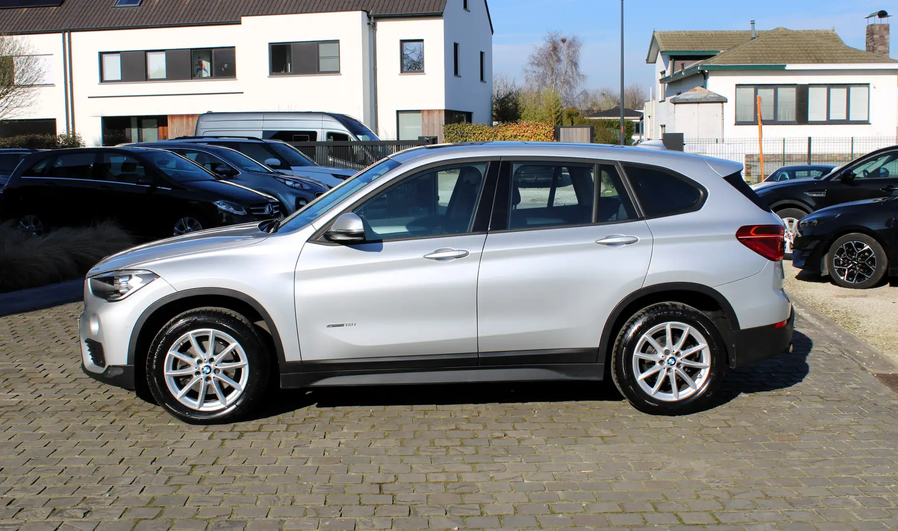 BMW X1 1.5i sDrive18 Automaat !! Pano Hud... Zilver - 1