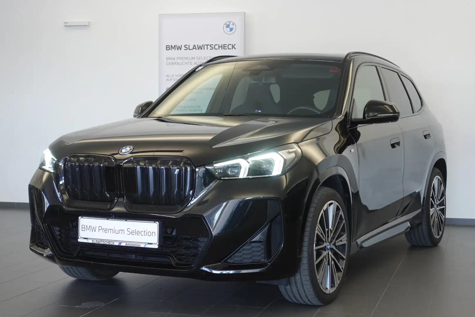BMW iX1 xDrive30 U11 Schwarz - 1