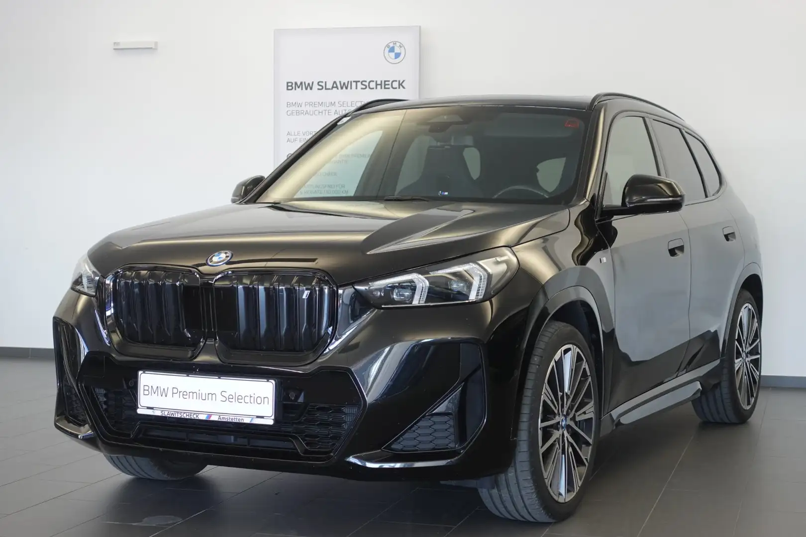 BMW iX1 xDrive30 U11 Schwarz - 2
