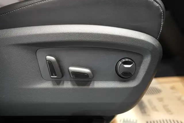 Volkswagen T6.1 Multivan 2.0 TDI DSG G. Six "AHK*LED*NAVI*R-KAM*ST-HEIZ" Ansicht 23