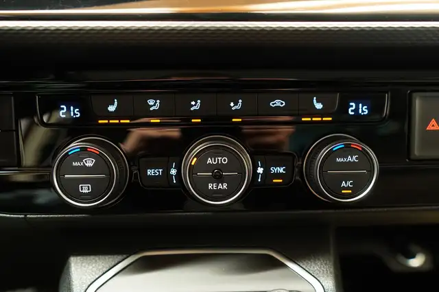 Volkswagen T6.1 Multivan 2.0 TDI DSG G. Six "AHK*LED*NAVI*R-KAM*ST-HEIZ" Ansicht 37