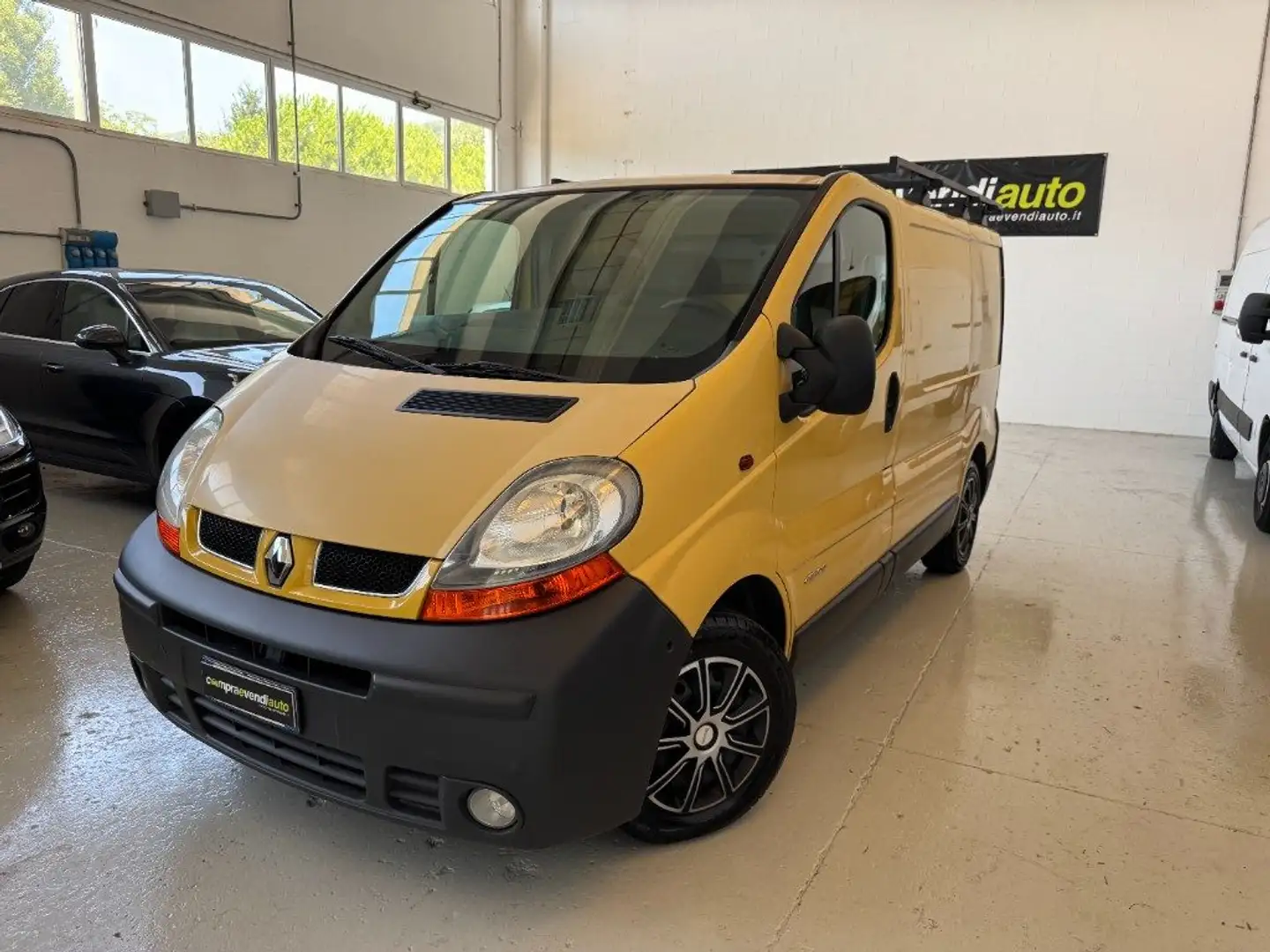 Renault Trafic T29 1.9 dCi/100CV PC-TN Furg. Jaune - 1