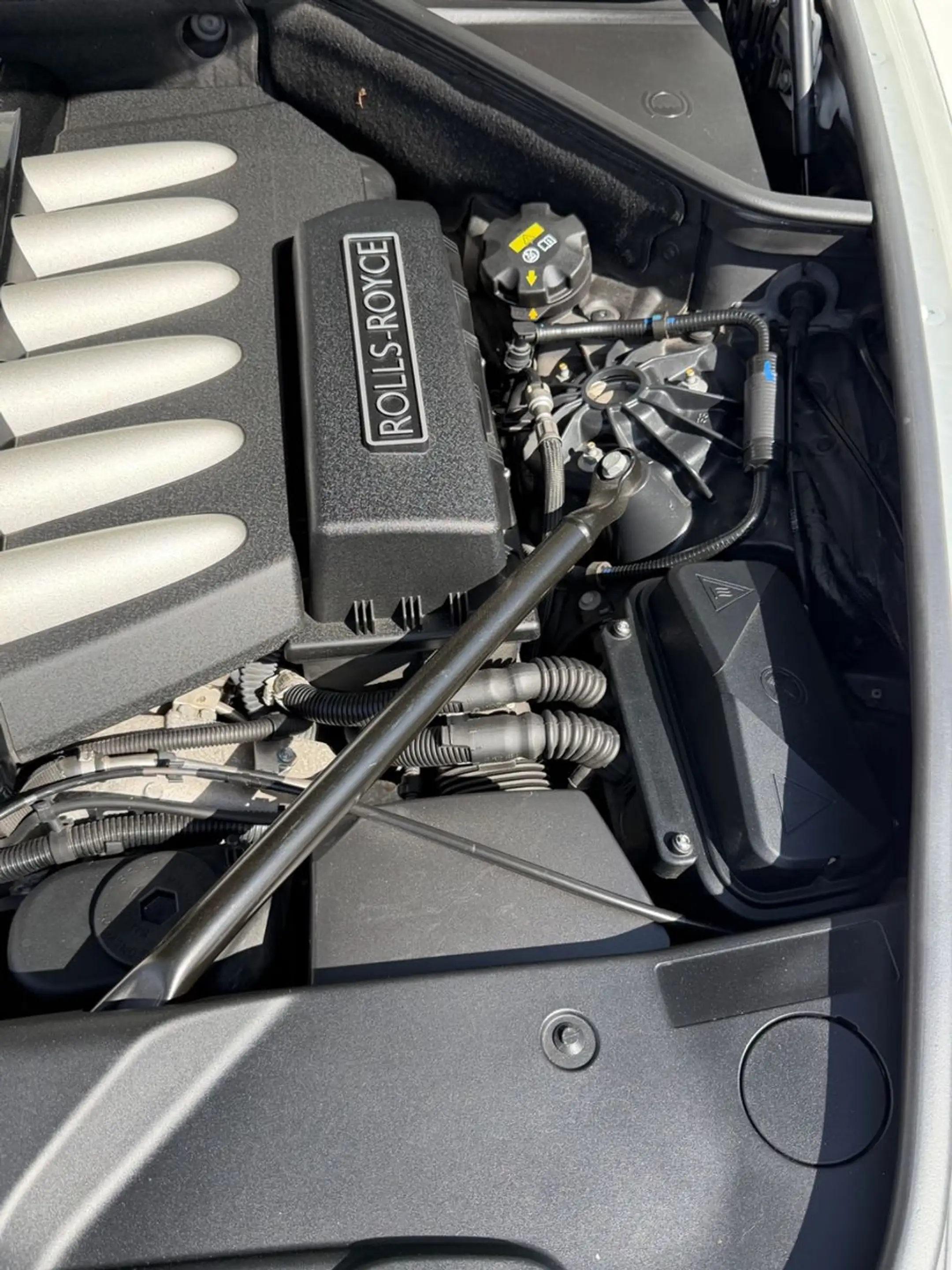 Rolls-Royce Ghost Series II V12 — photo 14