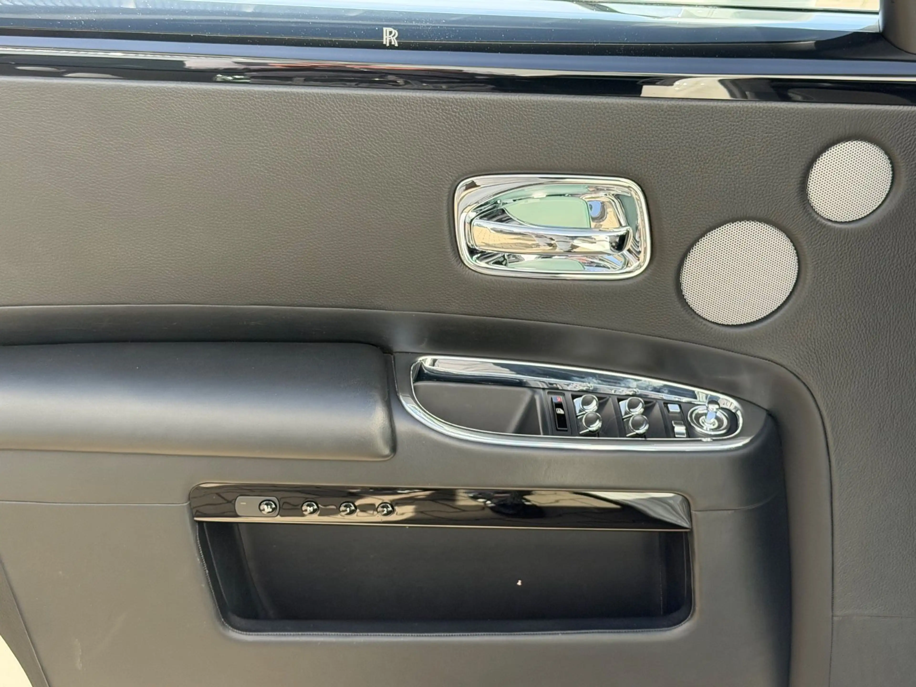 Rolls-Royce Ghost Series II V12 — photo 25