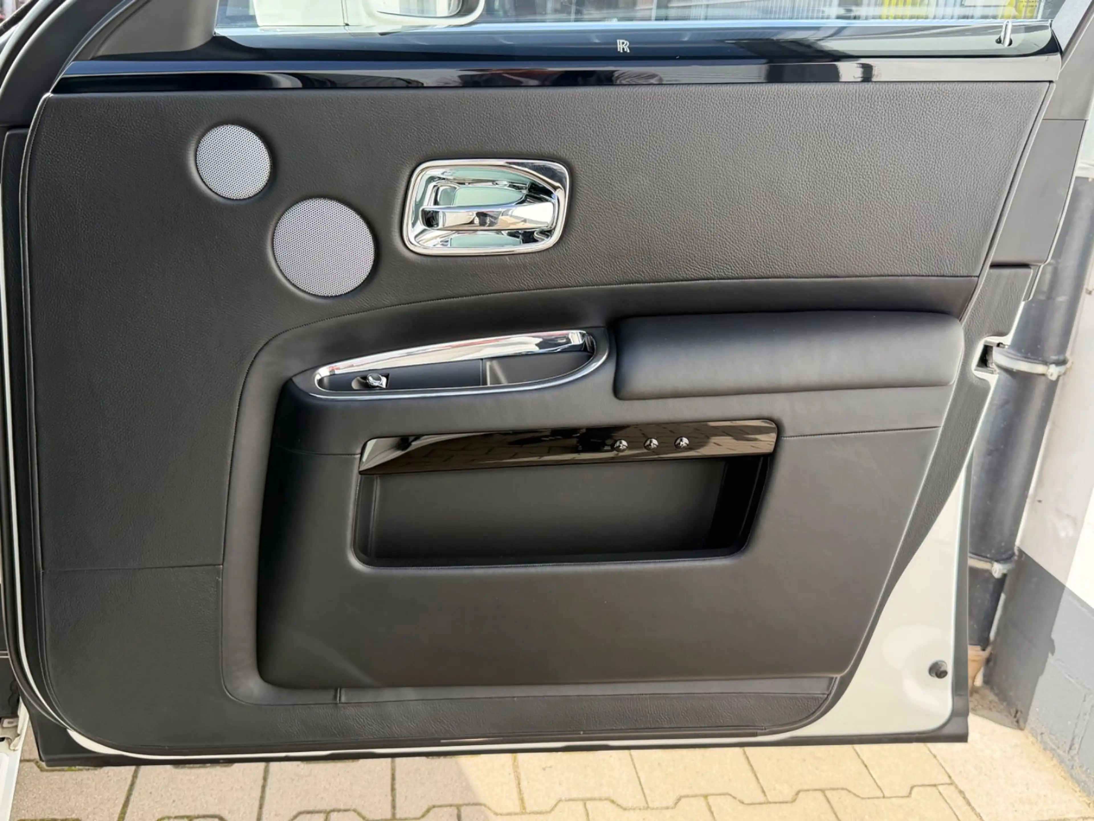 Rolls-Royce Ghost Series II V12 — photo 23