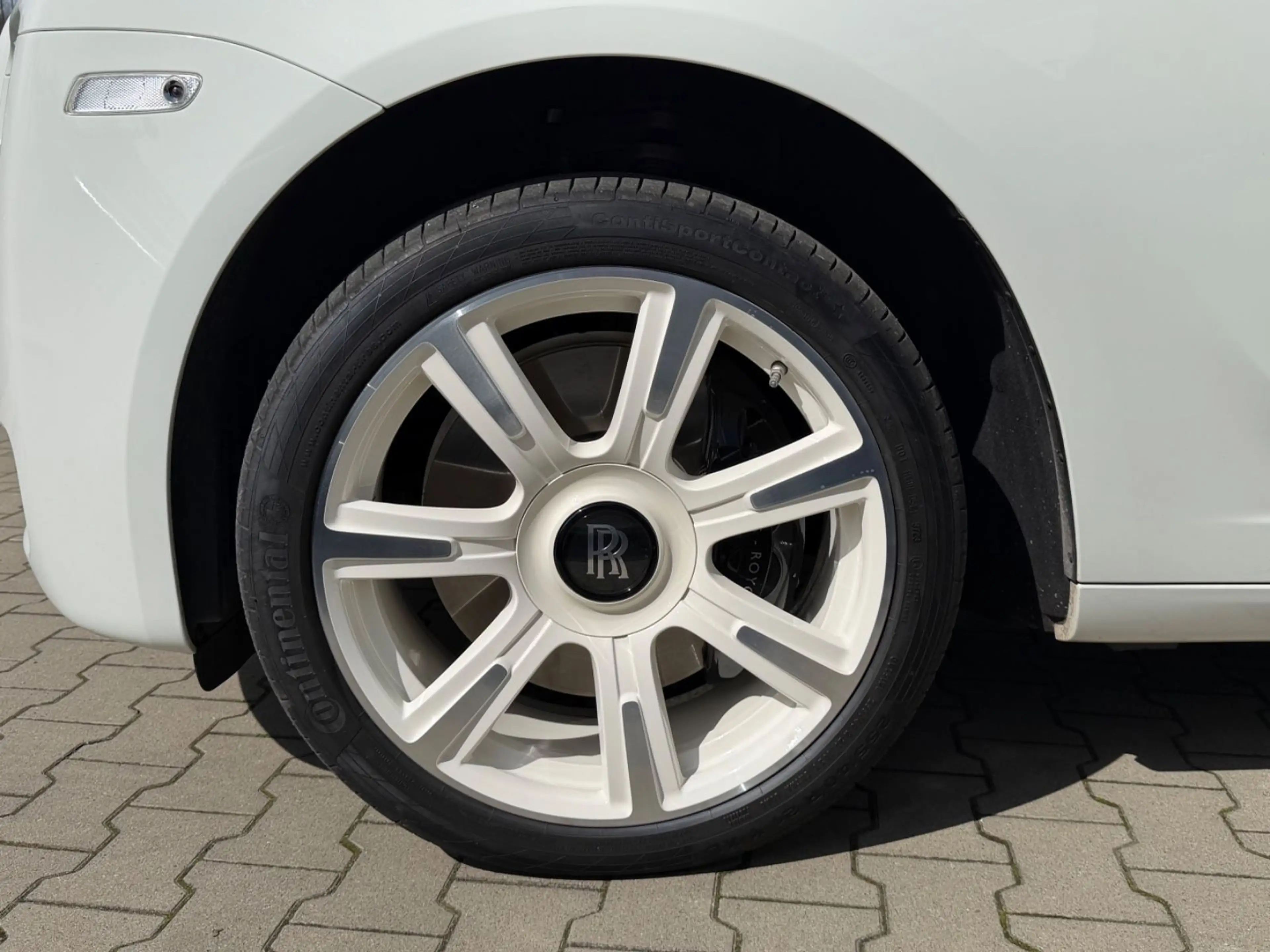 Rolls-Royce Ghost Series II V12 — photo 8